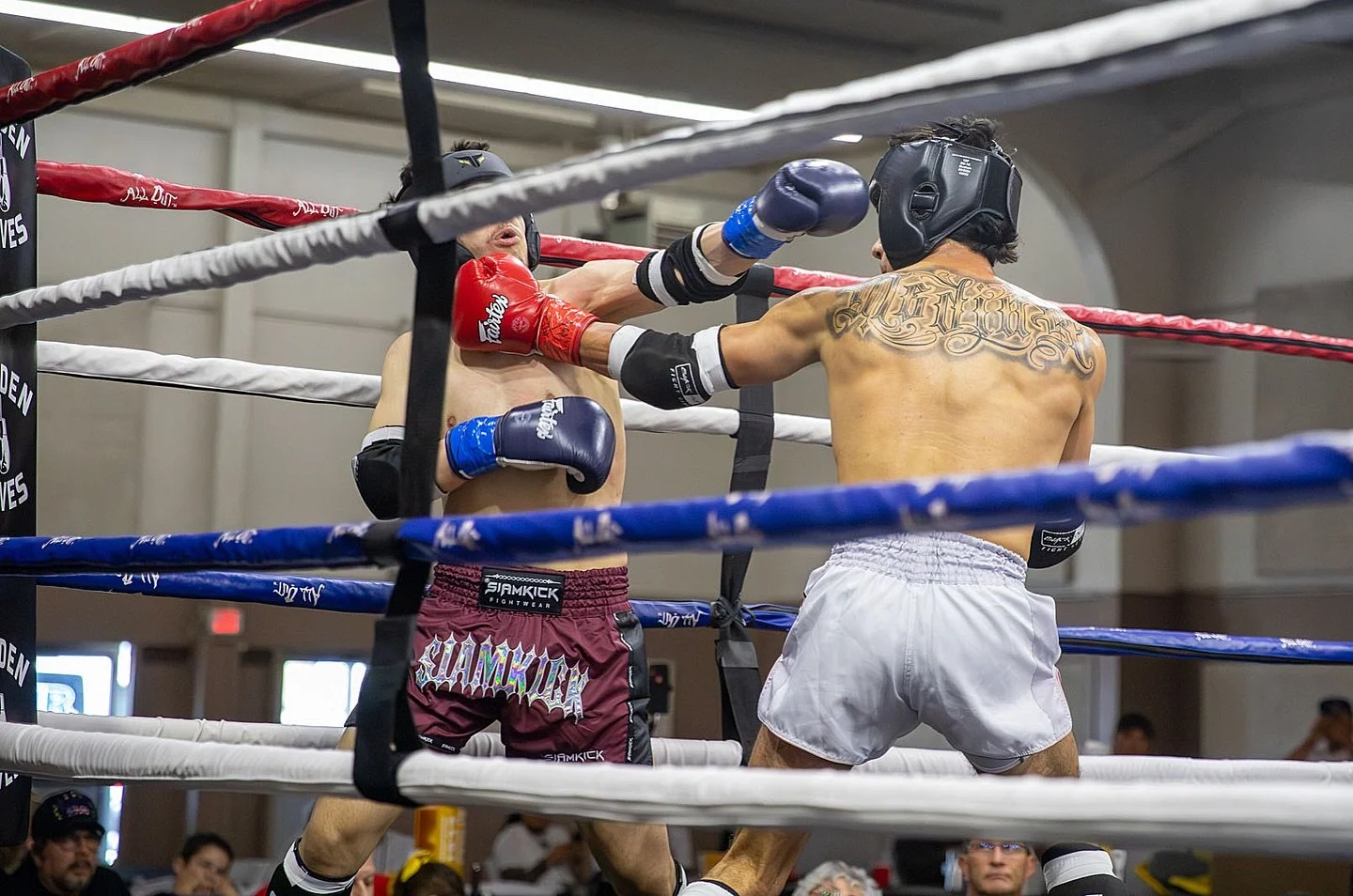 Beautiful slip counter over this past weekend at @alloutandcompany 🔥🏆 

Plz tag this fighter if you know him. 

#alloutandcompany #muaythaifighter #explore #fyp #combatsportsphotography