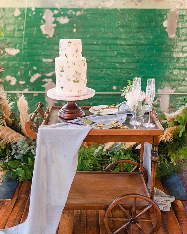 Cakes with florals give me all the heart eyes | shot with @danielledhulsey .
.
#atlantaweddingphotographer #atlantaweddings #athenswedding #athensweddingphotographer #georgiaweddings