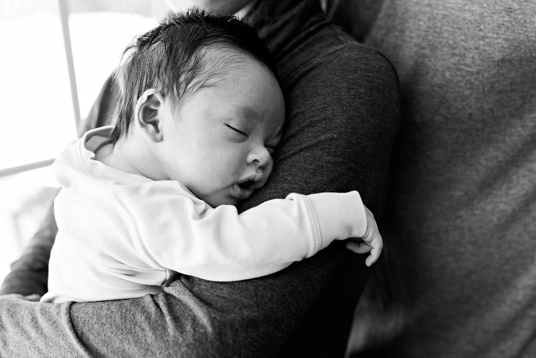 newborn sleeping on moms chest at lifestyle newborn photography in middletown connecticut 