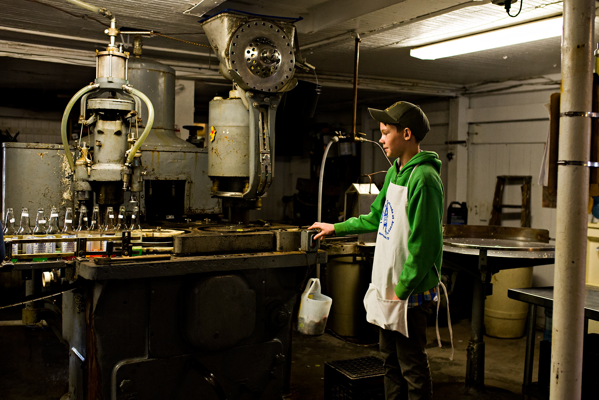 boy pressing machine button at averys soda new britain ct family lifestyle photography