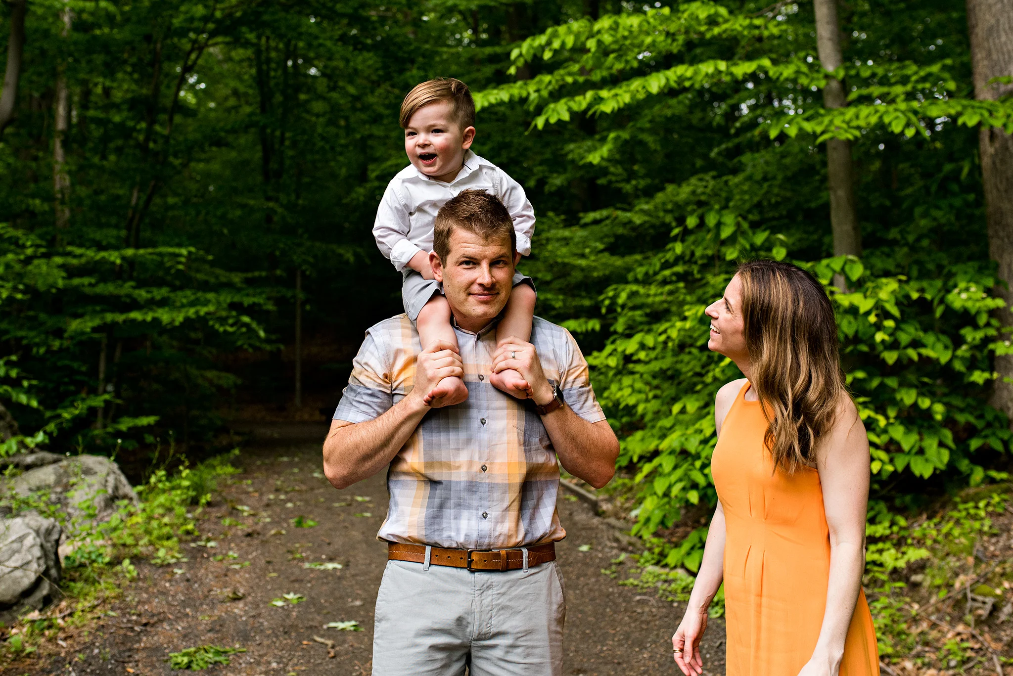 son on dads shoulders stamford, ct family photography