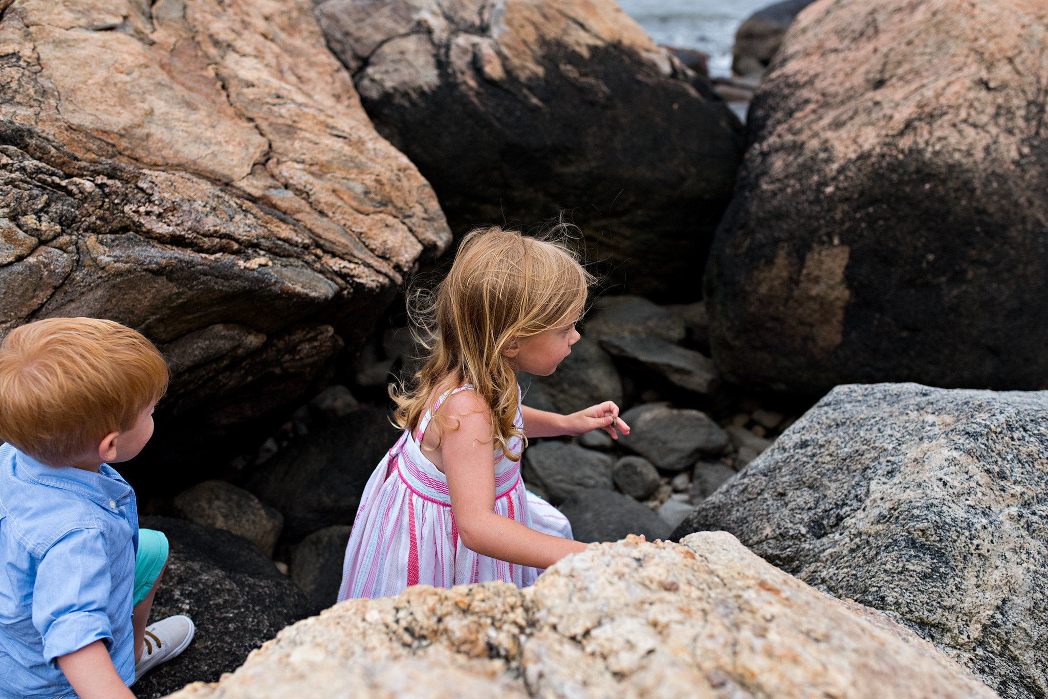 children exploring rocks at the beach ct childrens photographer