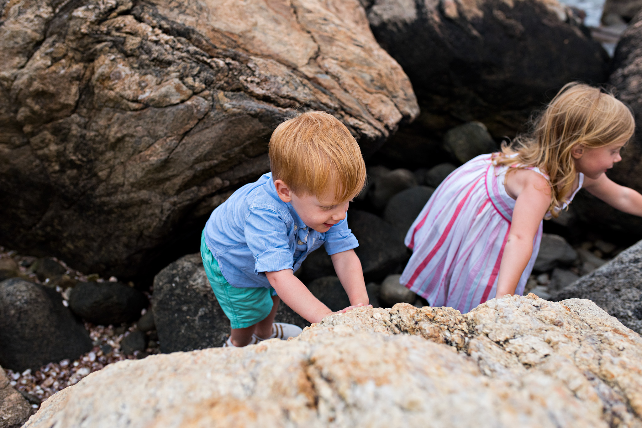 children exploring the rocks at the beach connecticut family photography