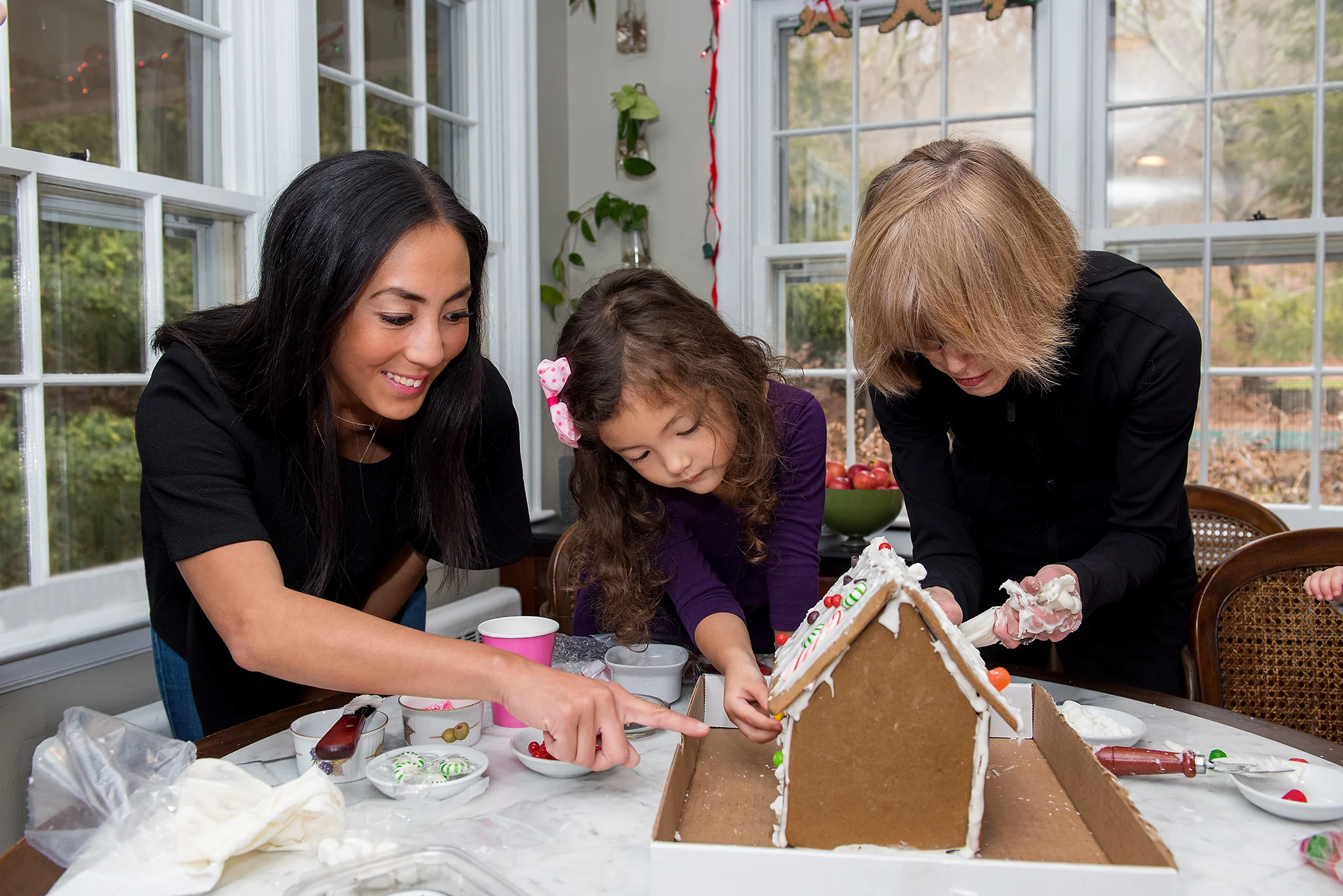 family decorating gingerbread house, ct christmas family photography