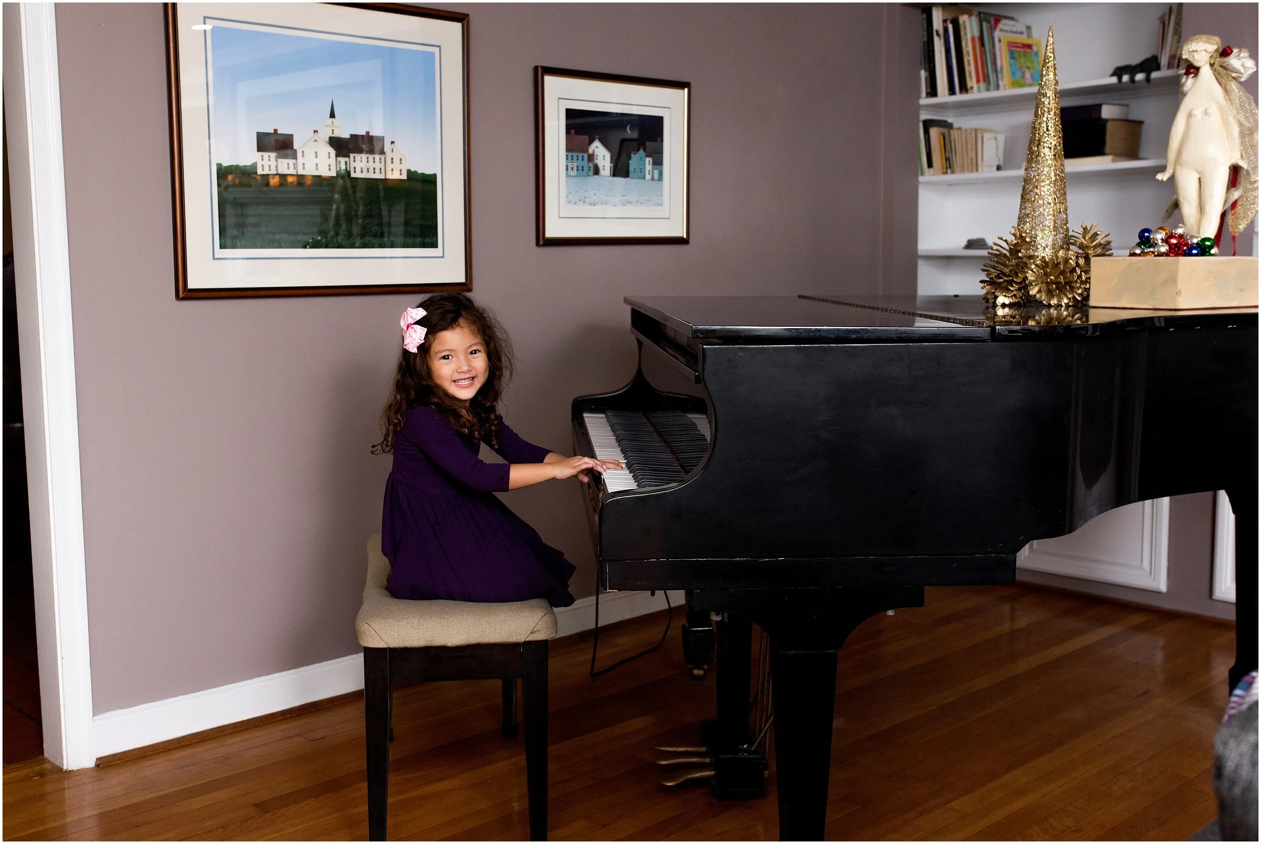 child playing piano, ct christmas family photography