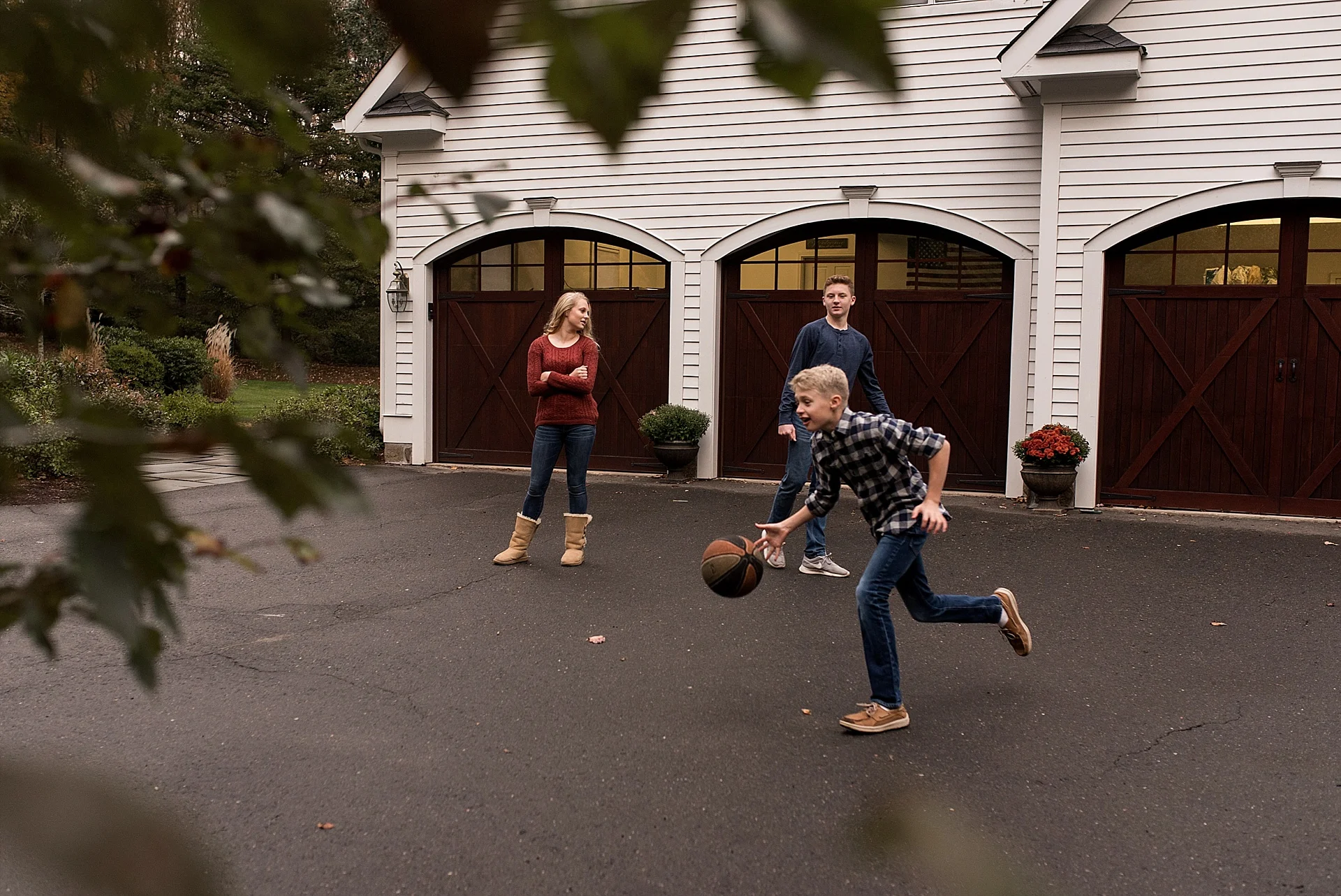 family playing basketball in driveway. family photographer in litchfield county