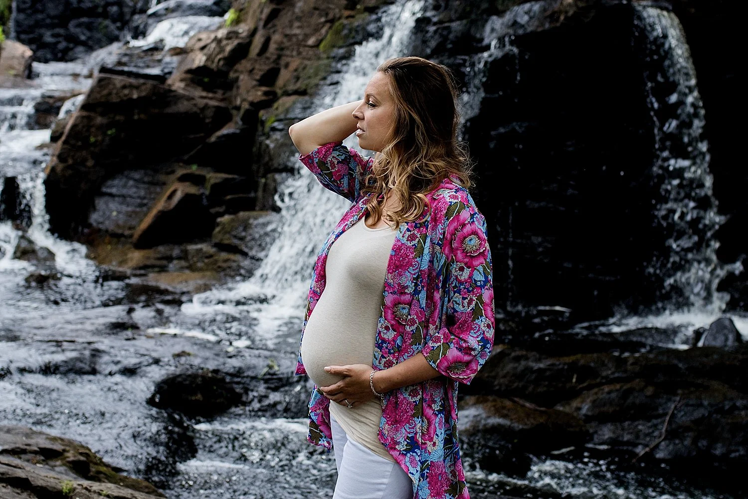 lifestyle maternity photographer in connecticut