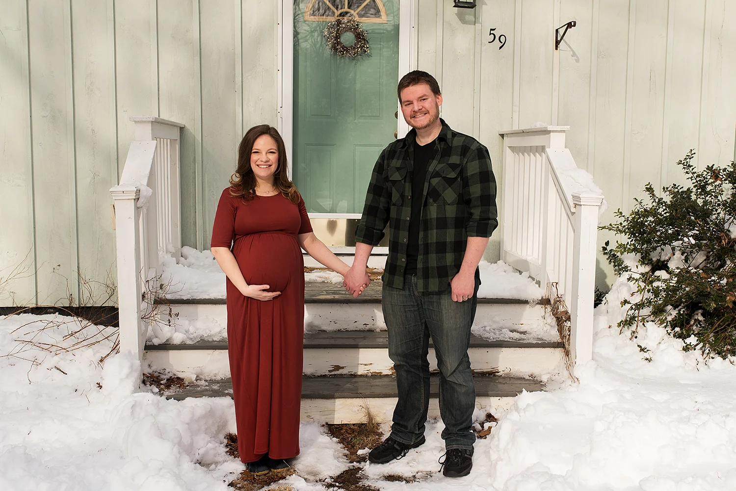 CT maternity photographer. Winter maternity photos at home