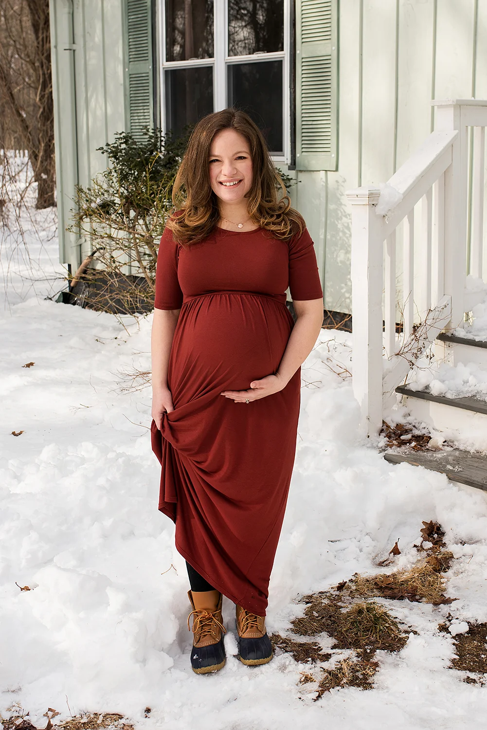 CT maternity portraits. Pregnant mother standing in the snow.