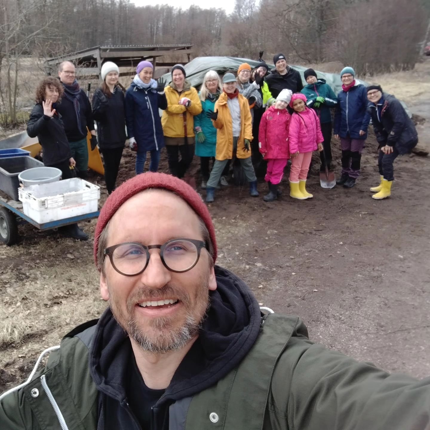 T&auml;st&auml; kumppanuusmaataloudesta on kyse. J&auml;senet tulevat auttamaan viljelij&auml;&auml;, joka viljelee j&auml;senille ruokaa. Maatilalla on t&ouml;it&auml; miss&auml; tarvitaan porukan voimaa. Nyt perustimme uuden lohkon, johon rakensimm