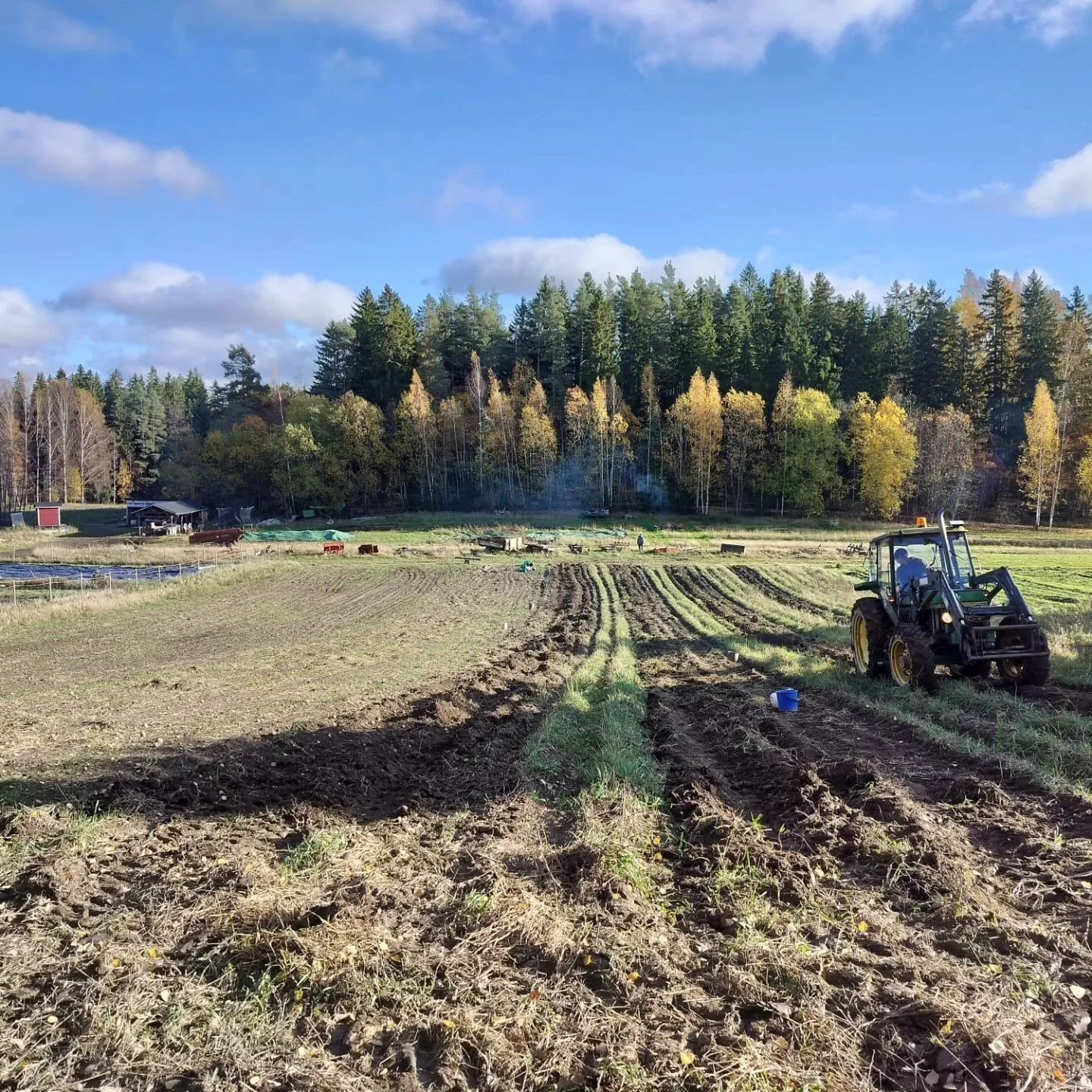 Perunannostoa Korson pellolla. Tauolla ev&auml;&auml;ksi nuotio perunaa. Mit&auml;s muutakaan ? 

Nyt perunaa ja muita satokauden vihanneksia on laitettu @uudenmaanruoka kautta myyt&auml;v&auml;ksi. T&auml;m&auml; on kaikkien pienten ja paikallisten 