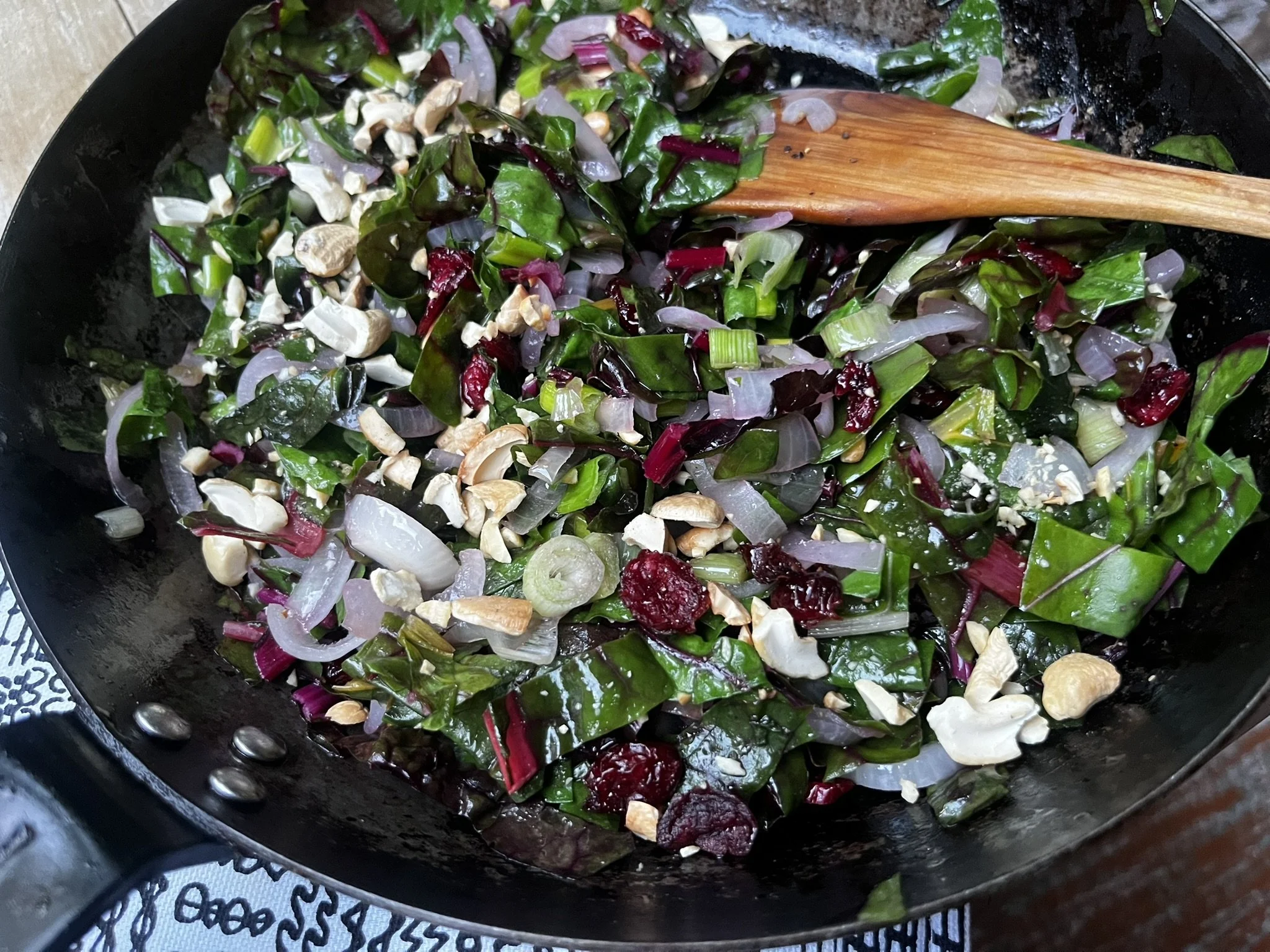 Mangoldi-sipulipaistos karpalolla