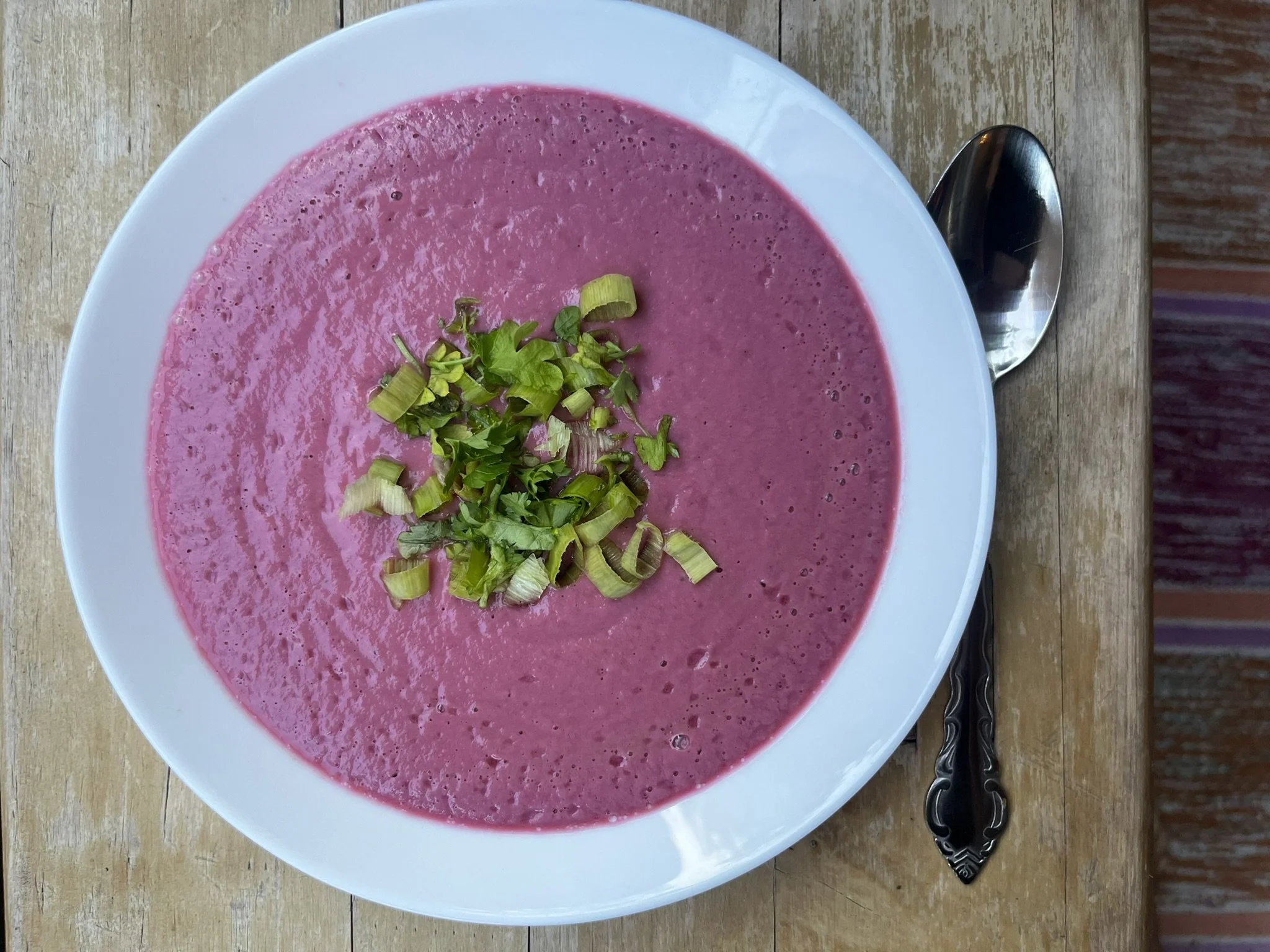 Kylmä juurikaskeitto Šaltibarščiai