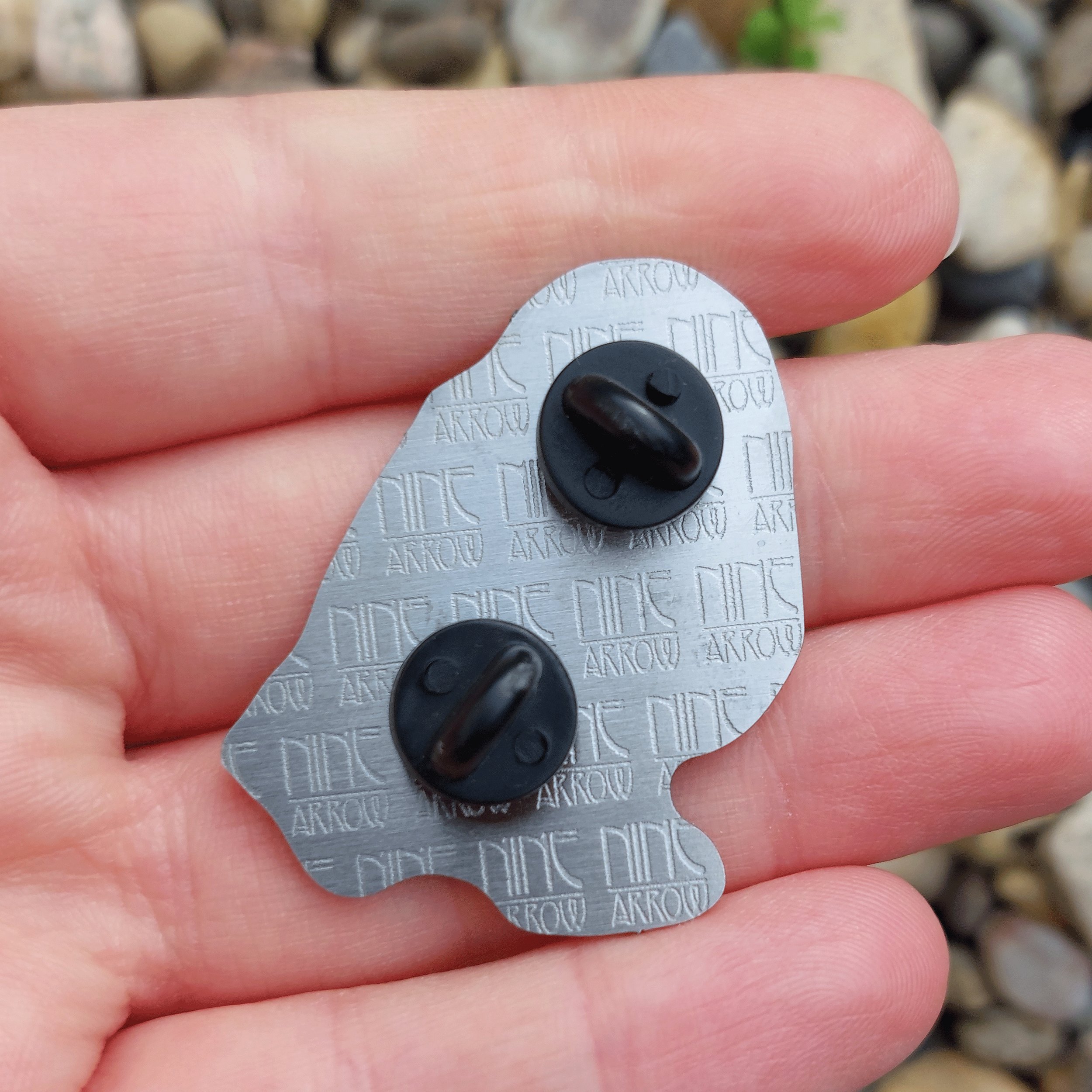 cailleach-oiche-pin-back.png