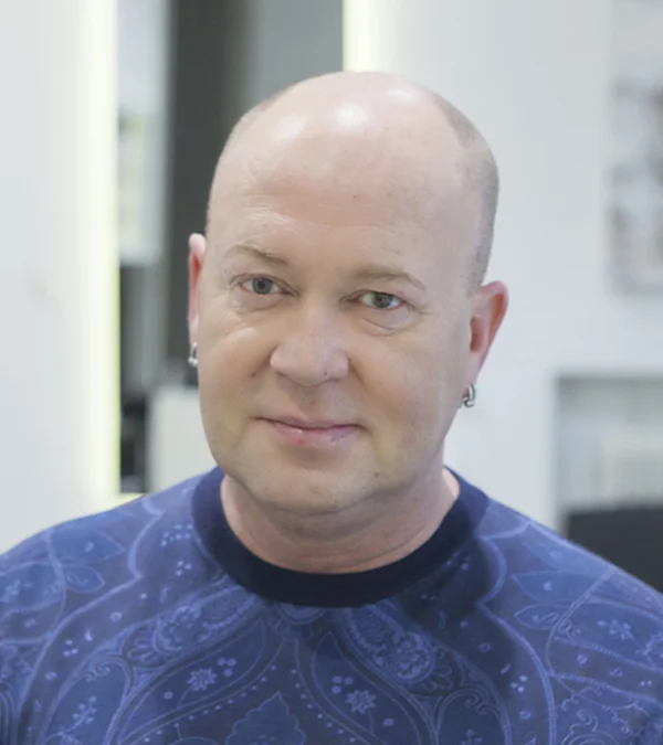 MARCO Ihana Marco - harva mies pystyy vastaamaan puhelimeen näillä sanoilla! Meidän Marcolla on takana vankka kokemus alalta. Vaikuttanut monessa mukana, kammannut varmasti kaikki Suomen mallineitoset erilaisiin kuvauksiin ja näytöksiin. Kampa ja sakset pysyvät varmoin ottein Marcon käsissä. Hän viihdyttää asiakkaansa olemuksellaan ja tarinoillaan. Marcon tuoliin on helppo tulla! Marcon vahvuuksia ovat kaikki kampaajalta vaadittavat ominaisuudet eli kampaukset, leikkaukset ja värjäykset. Lajinsa viimeinen.