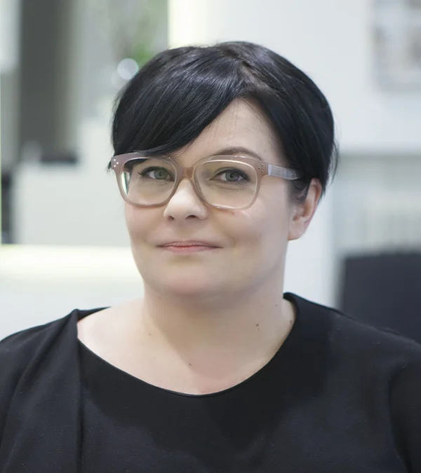 NIINA Nina on ollut mukana luomassa Ihanaa aivan alkutekijöistä alkaen. Toiminnan ihminen, joka palvelee asiakkaansa täsmällisesti ja toiveita kunnioittaen. Nina on toiminut alalla pitkään ja hänen tuolissaan asiakas saa nauttia takuuvarmasti hyvästä lopputuloksesta. Hän haluaa pysyä ajanhermoilla ja täydentää osaamistaan joka ikinen vuosi mm. Lontoosta saaduilla opeillaan. Koska Lontoo on lähellä sydäntä niin mm. englannin kieli sujuu mainiosti Ninalta, tämän vuoksi hänellä käykin vieraskielisiä asiakkaita ja saamme Ihanaan välillä kansainvälisempää tunnelmaa. Ihana Nina on omimmillaan kaikessa, mitä parturi-kampaajalta vaaditaan!