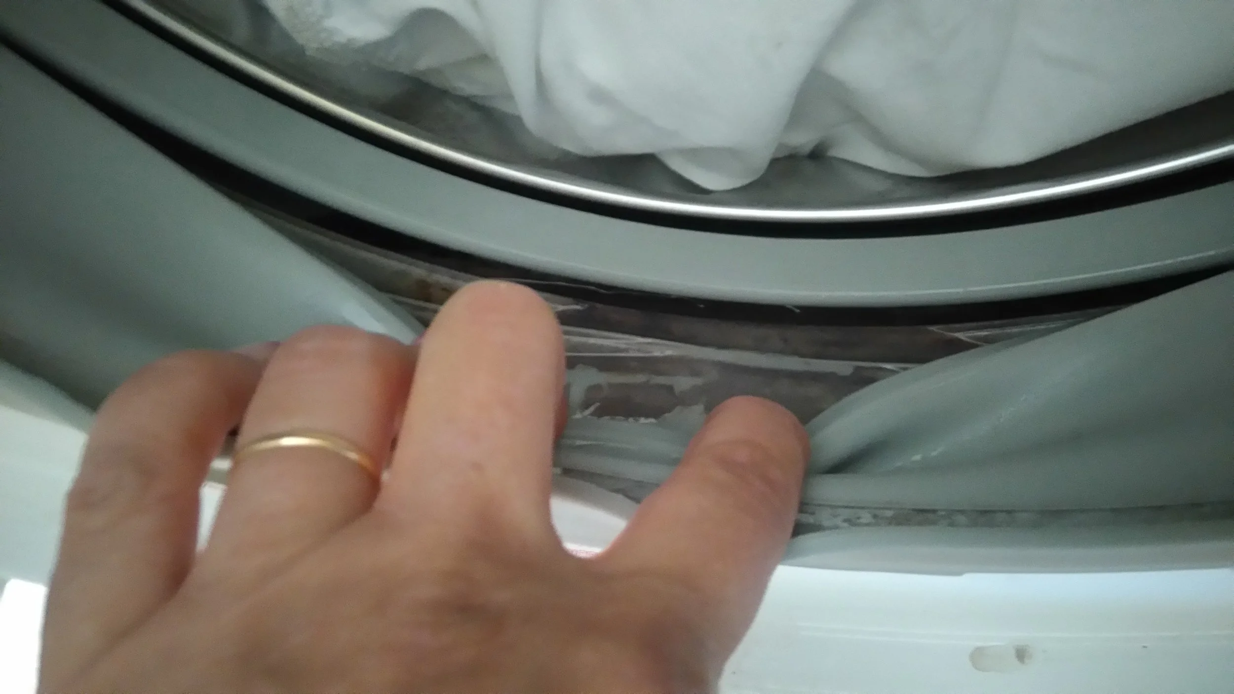 WHAT TO DO IF THE WASHING MACHINE SMELLS — Help Our Home