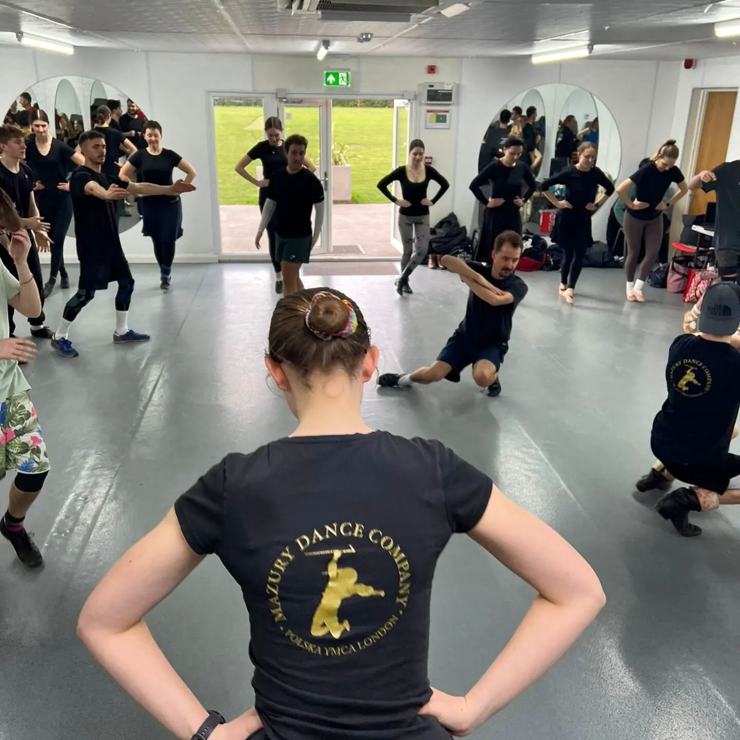 Our Seniors spent last Sunday afternoon working with Darek Brojek on a variety of dances that we are excited to present at our 75th anniversary show in June!

Perfecting spins, drilling okroczaki, adding flair and working up a sweat! 💃🏼💧

Dziękuje