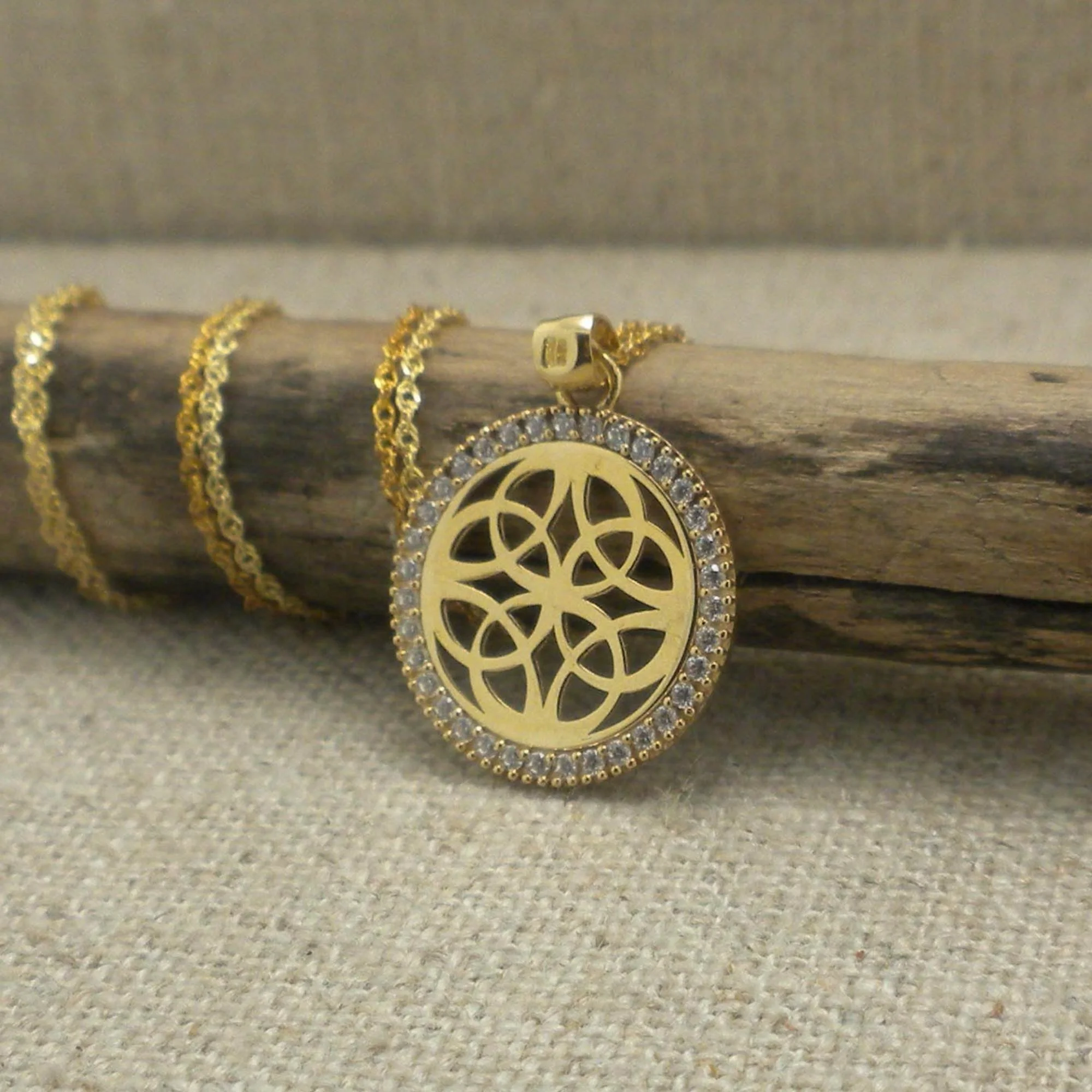 01-S46895-celtic-knot-pendant.jpg