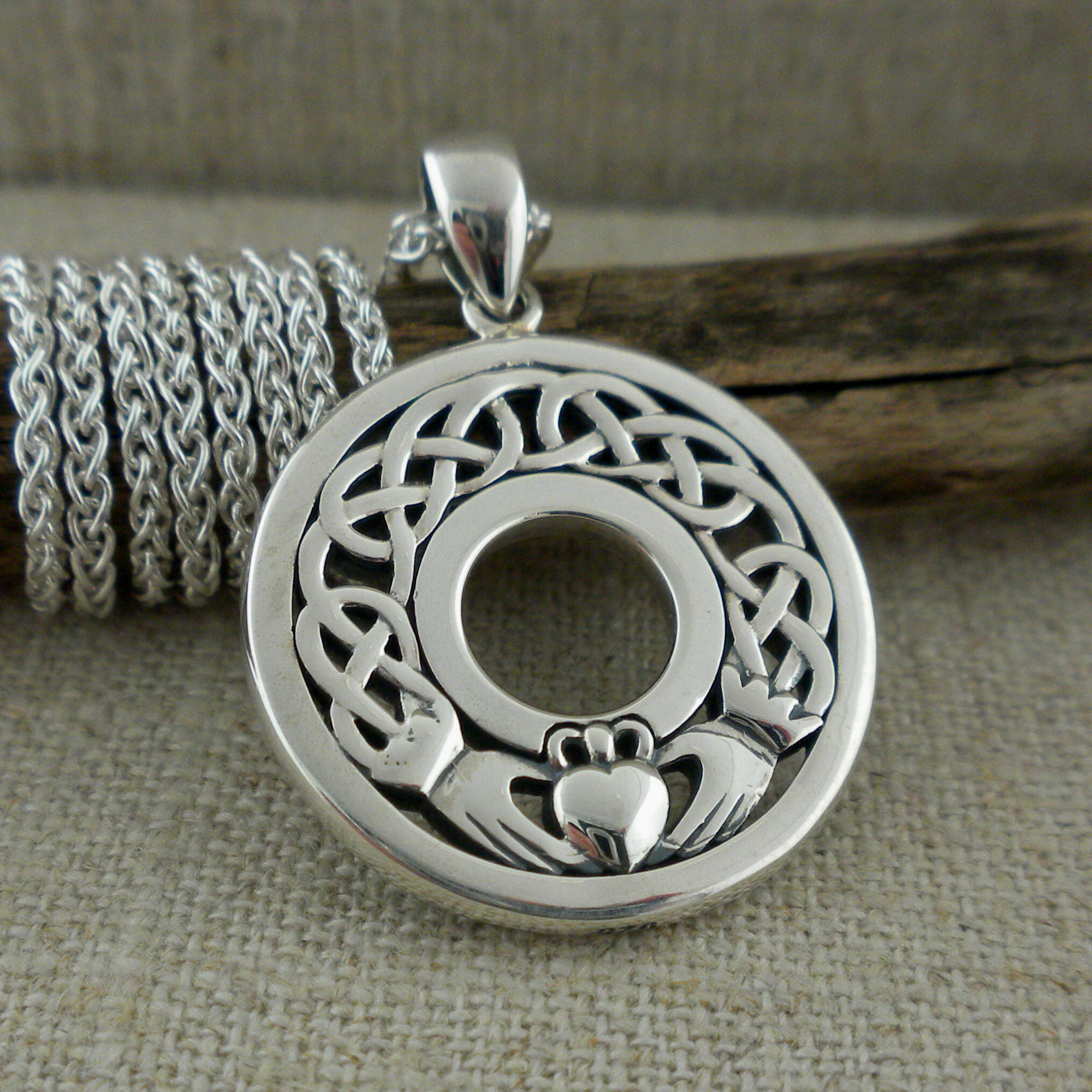 07-Sterling-Claddagh-_endant.png