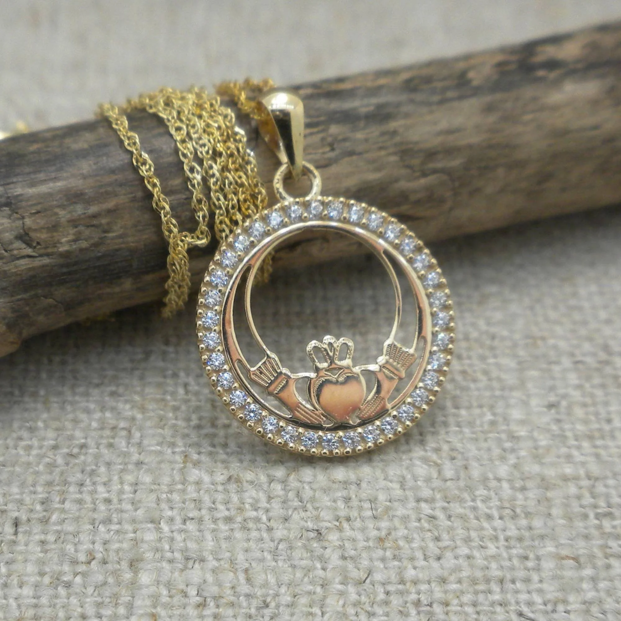 01-S46892-Solvar-14K-claddagh-pendant.jpg