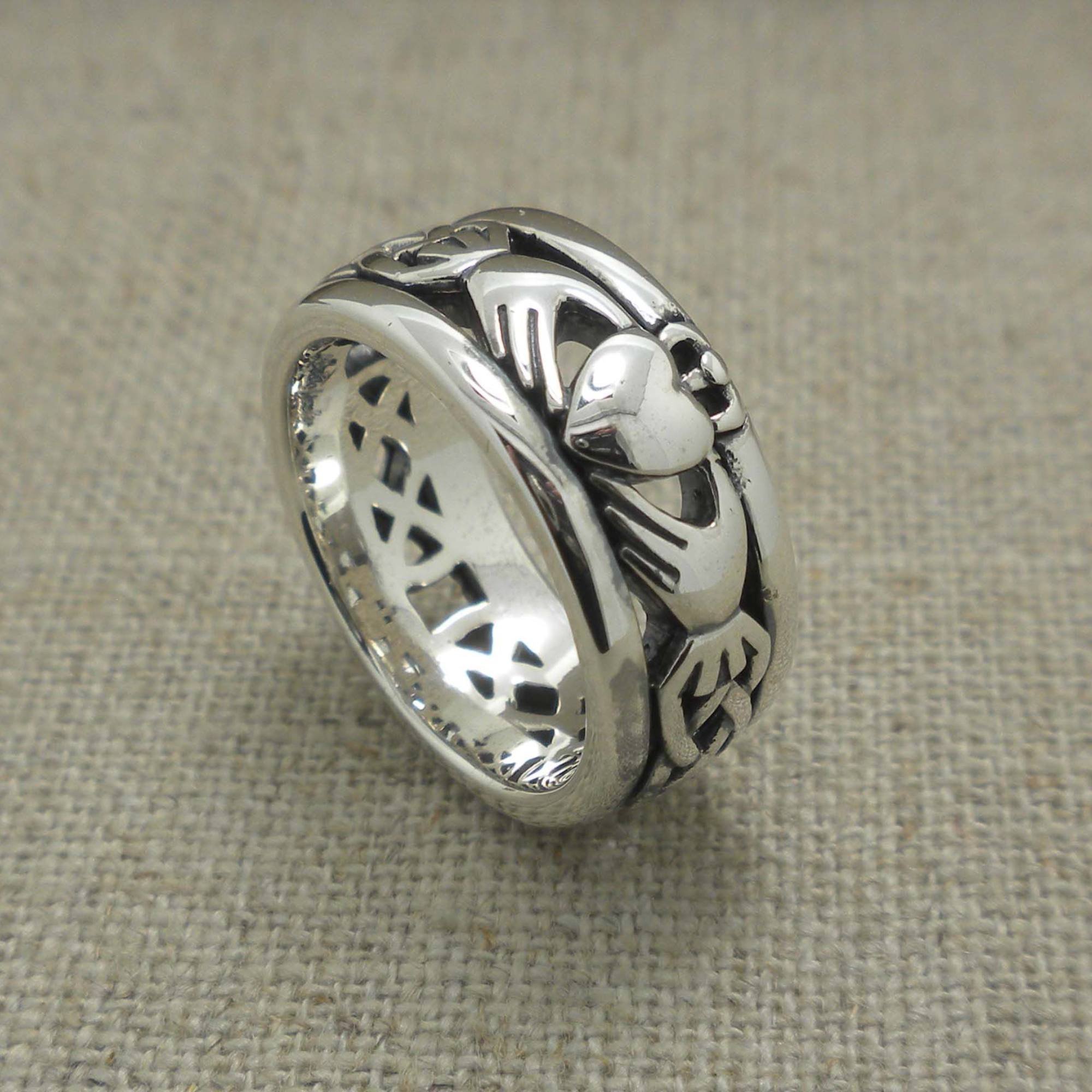 01-PRS6474-claddagh-ring.jpg