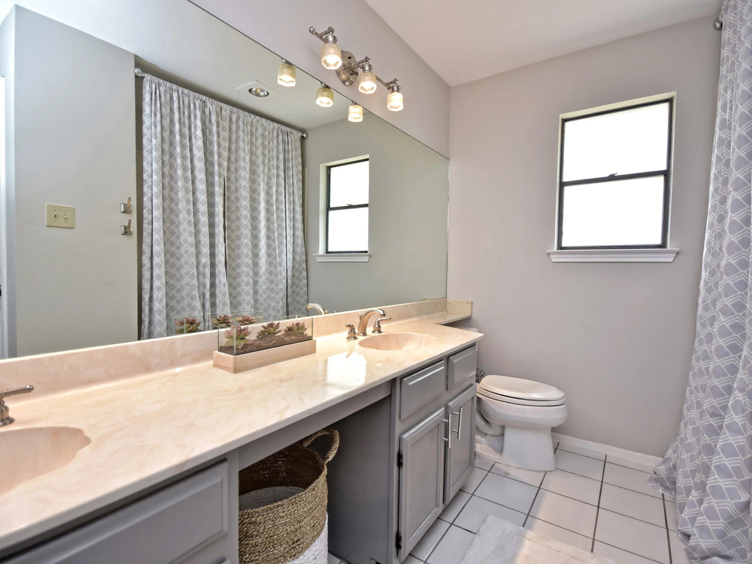 018_Master Bathroom.jpg