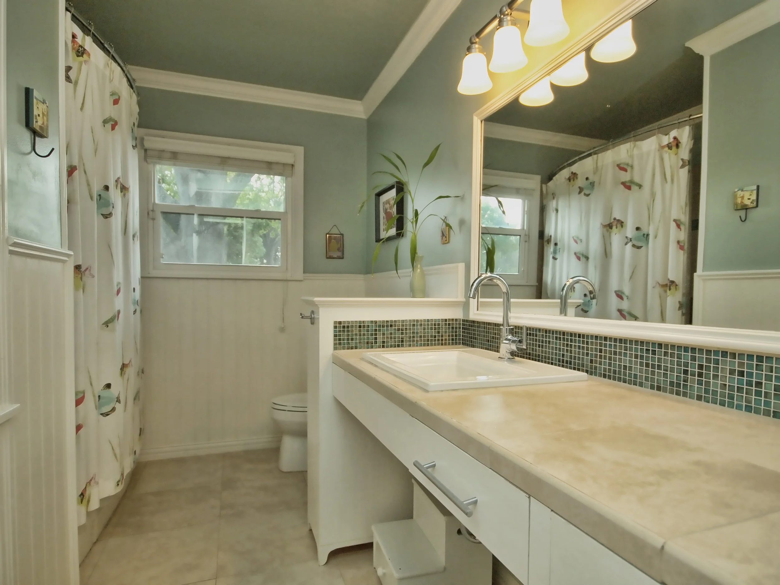 018_2nd Bathroom.jpg