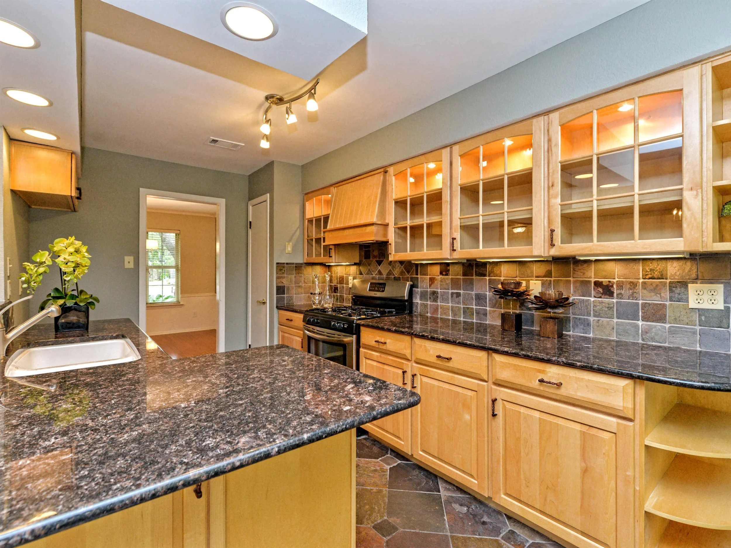 010_Kitchen.jpg