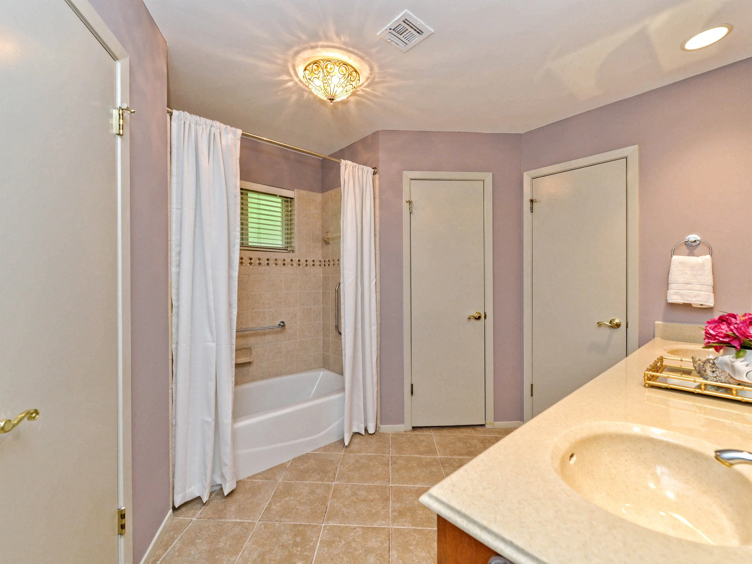 018_Master Bathroom.jpg