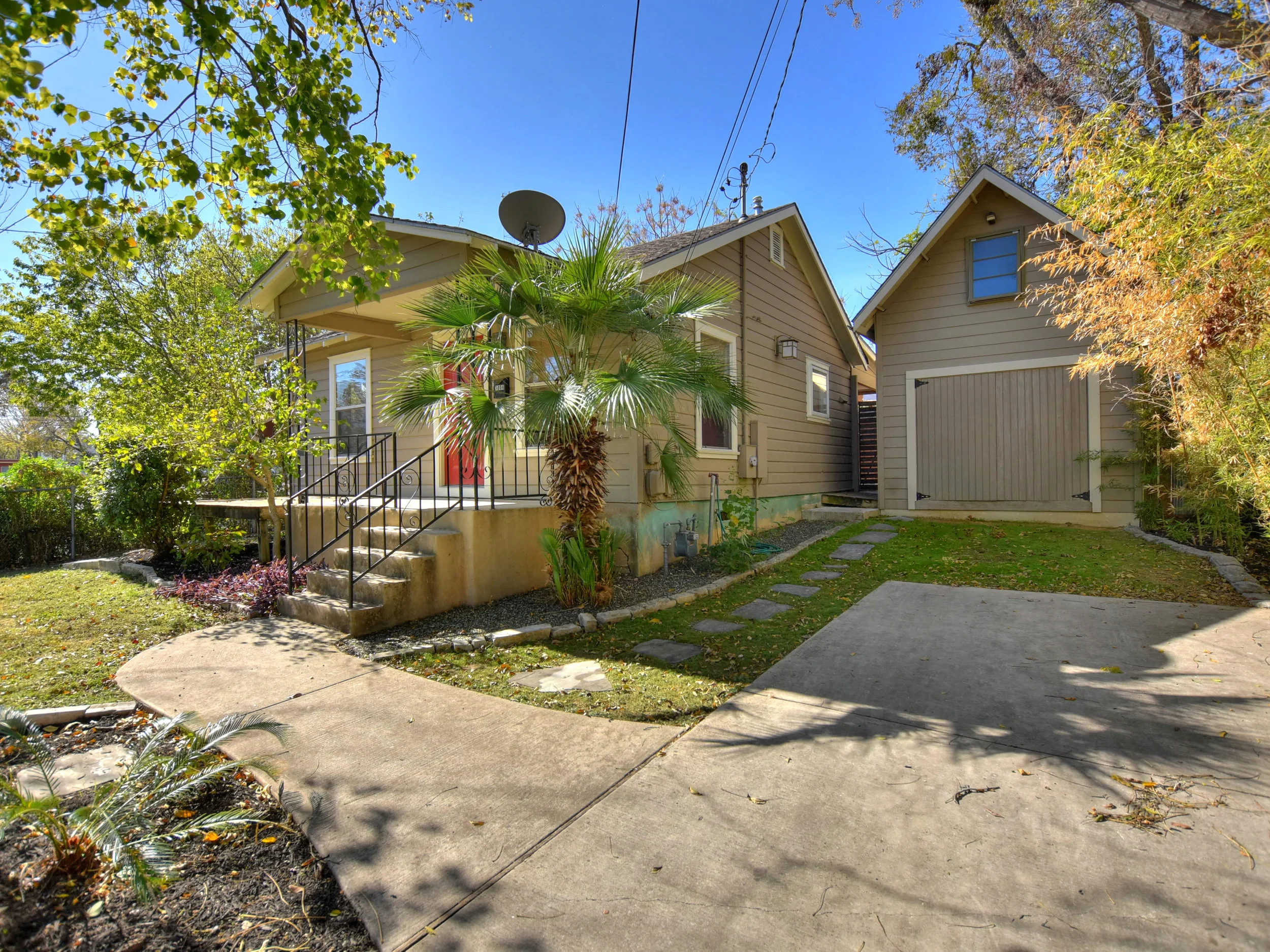 001_Front-Driveway.jpg