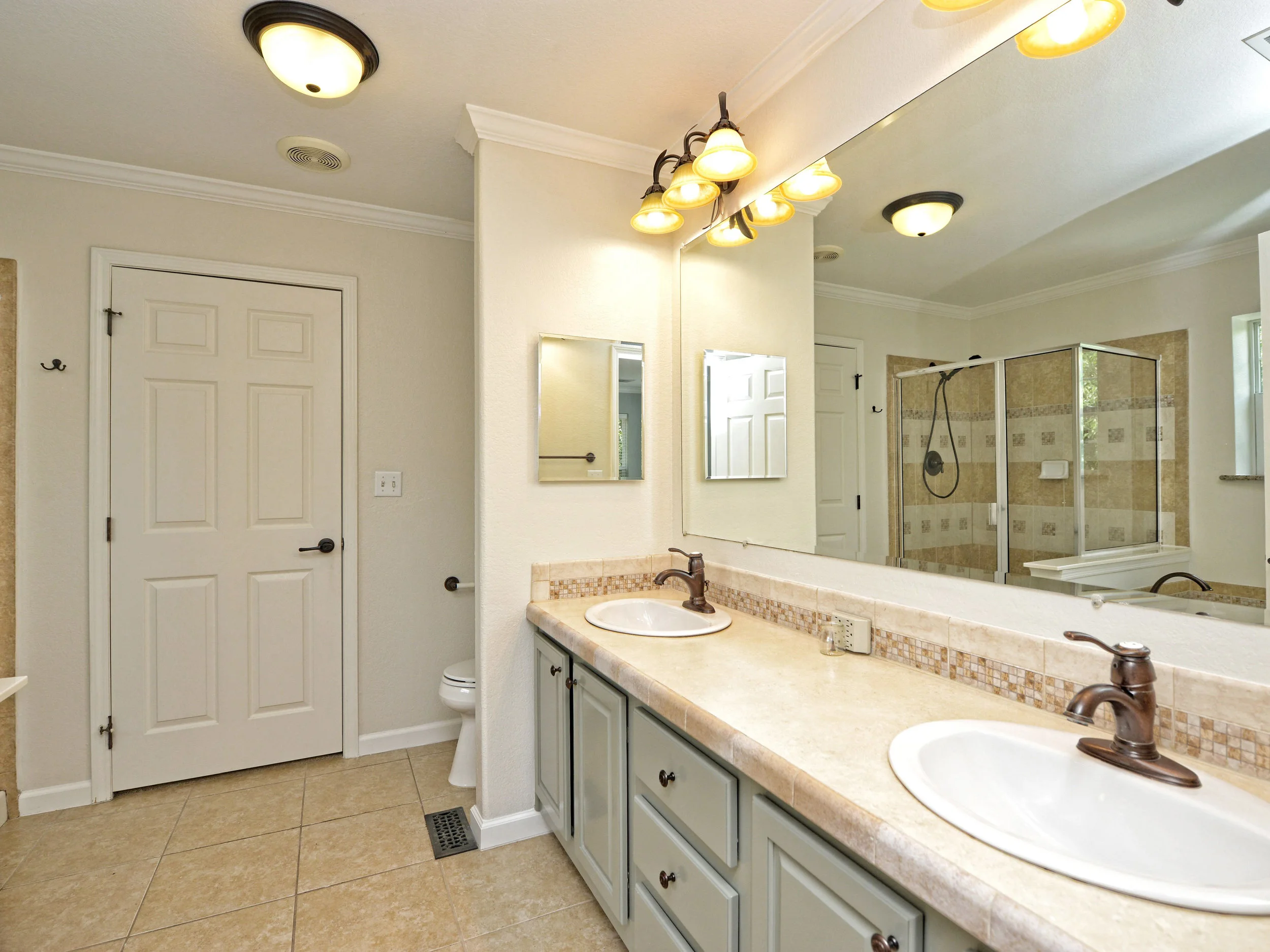 015_Master Bathroom.jpg