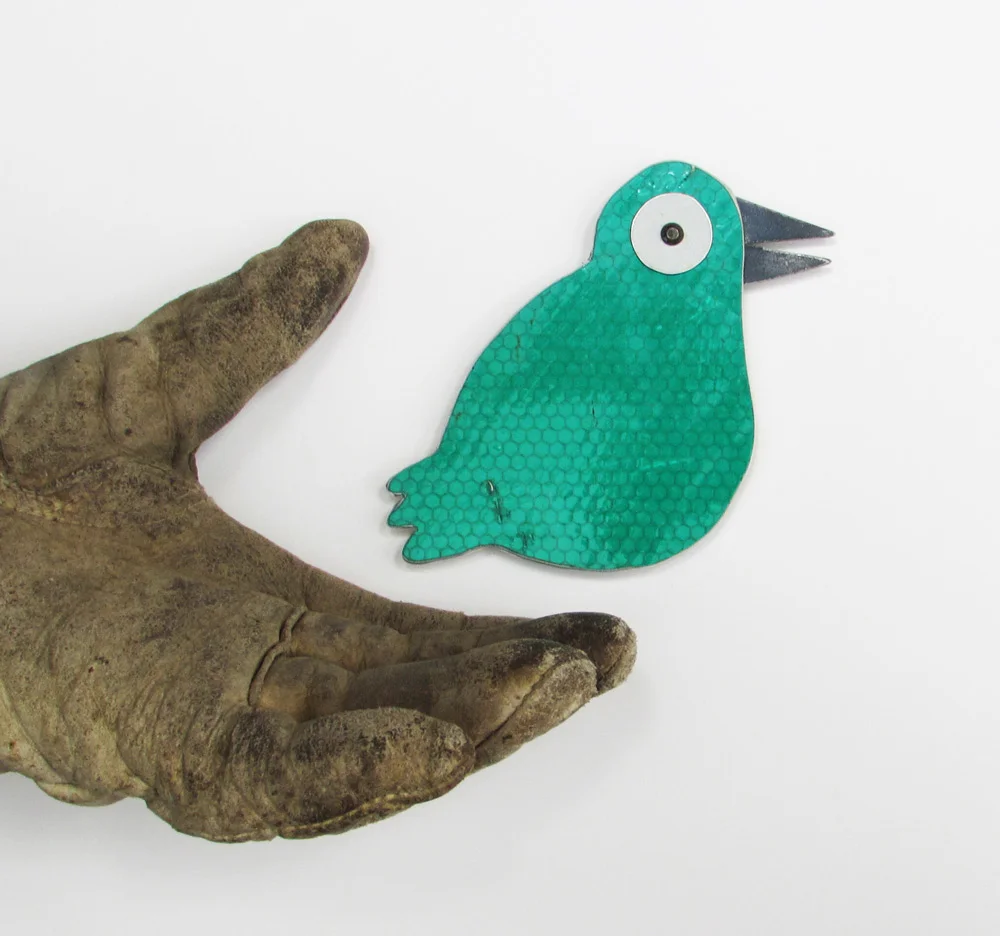 010b-green-roadsign-bird.jpg