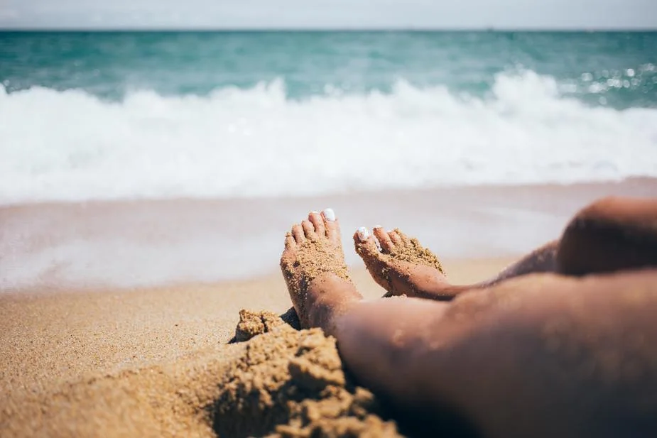 sandy-feet_925x.jpg