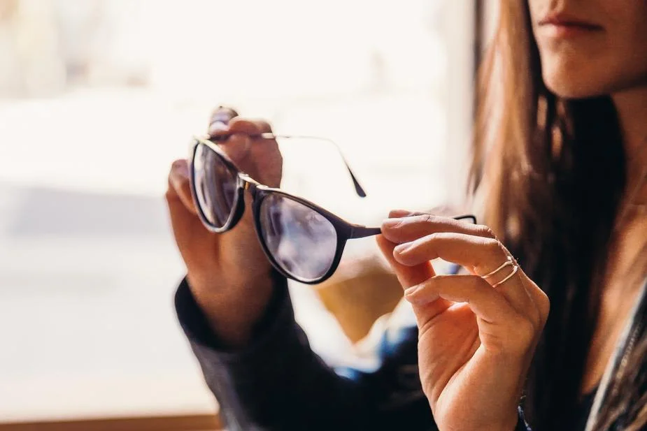 woman-trying-on-sunglasses_925x.jpg