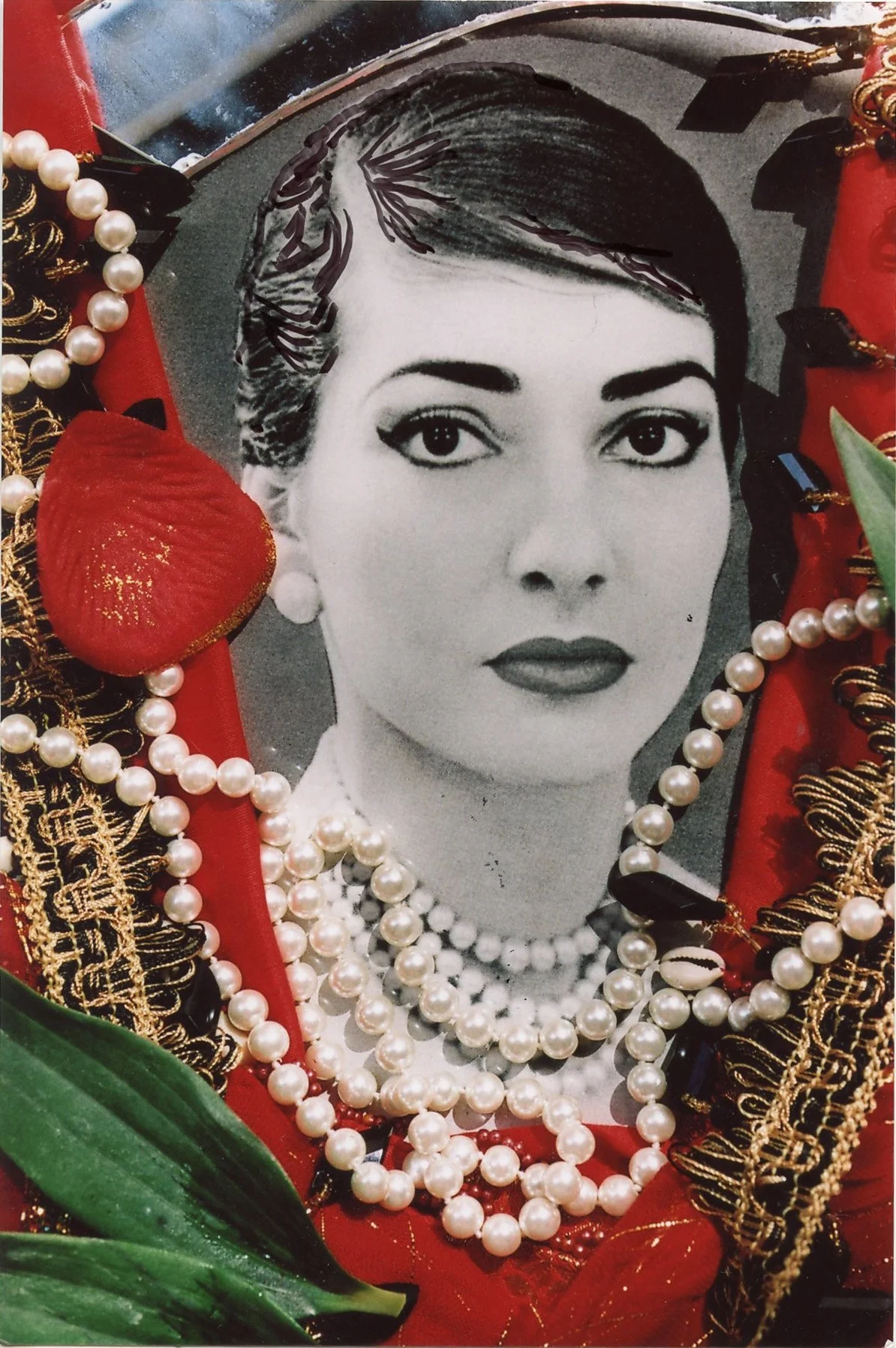 Portrait-Maria-Callas-Saint-Paul-Vence-2013-Suivant-saisons-Maria-portait-plusieurs-rangees-perles-detaille-Christine-Spengler_9_1400_1796.jpg