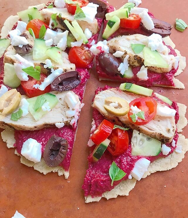 Mediterranean Pizza 💥 ⠀
⠀
We have pizza 🍕 at least once a week so it is important to me that it be healthy and fun. This Mediterranean pizza is an easy and delicious switch up when you want something fresh and new. ⠀
⠀
Keeping with the tasty grain 