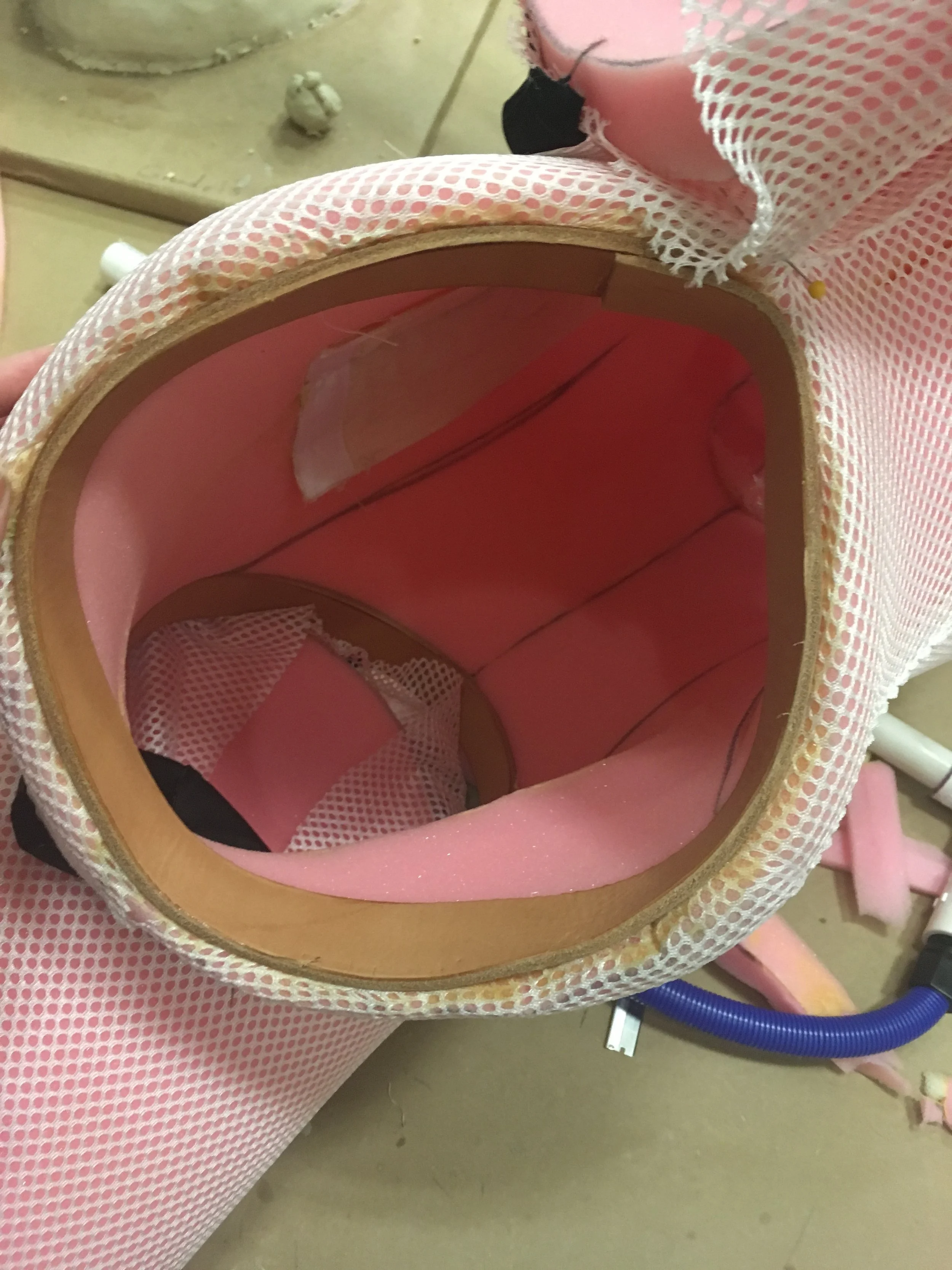  Body interior, supported with leather collars 