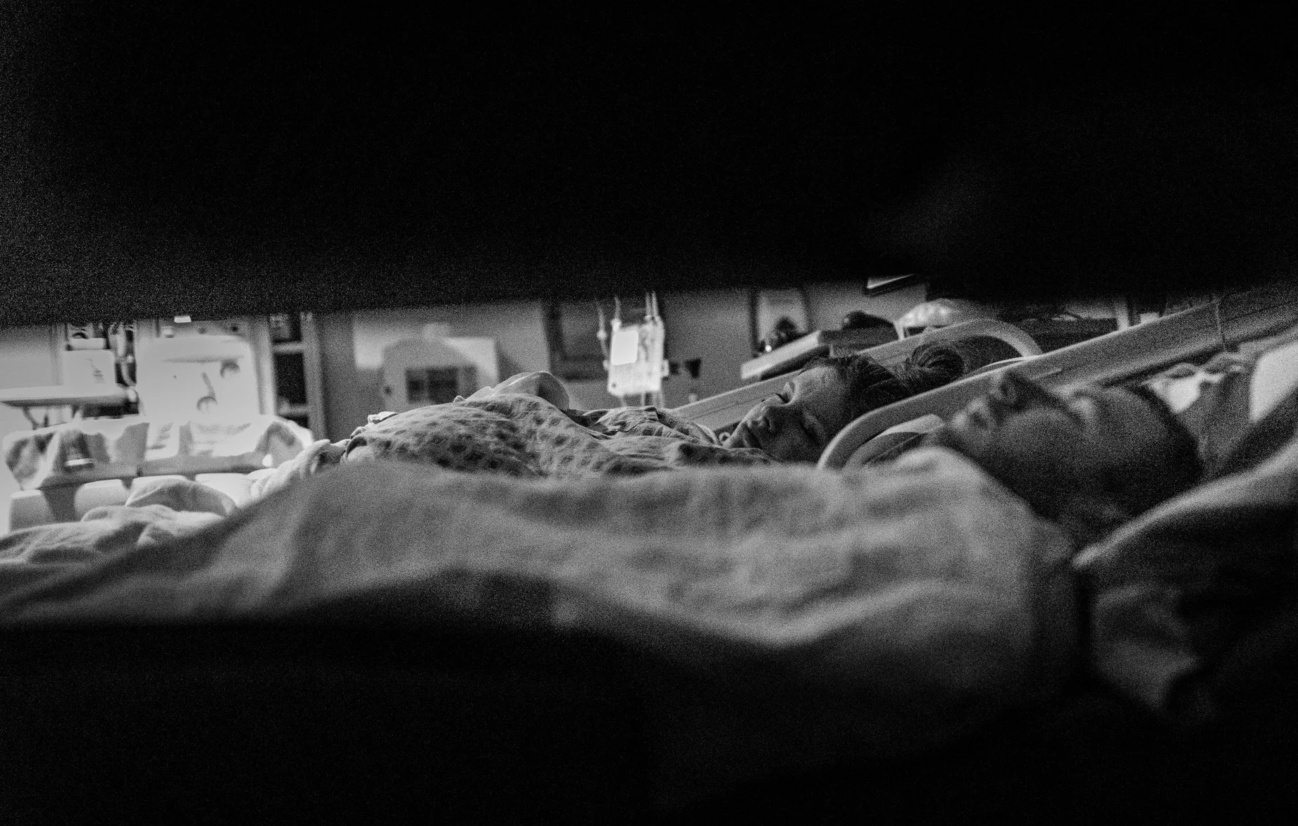 natural.birth.photography.sleeping.waiting