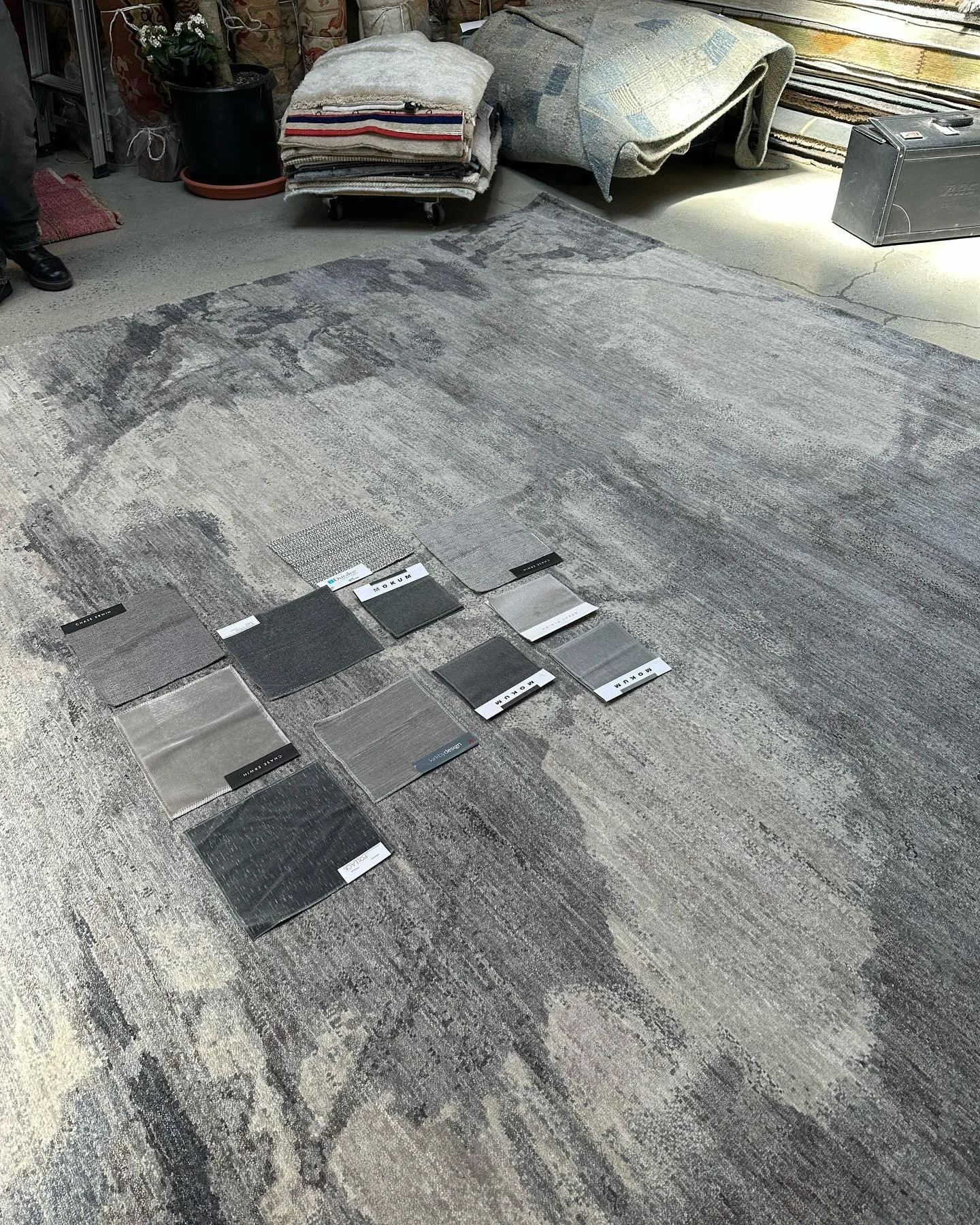 Are 50 shades of grey enough?  @rugandkilim. #interiorsesign #luxeinteriors #luxedesign #customcarpet #chicinteriors #nycinteriordesign #instadecor #instaarchitecture #custominteriors #classicandmoderninteriors