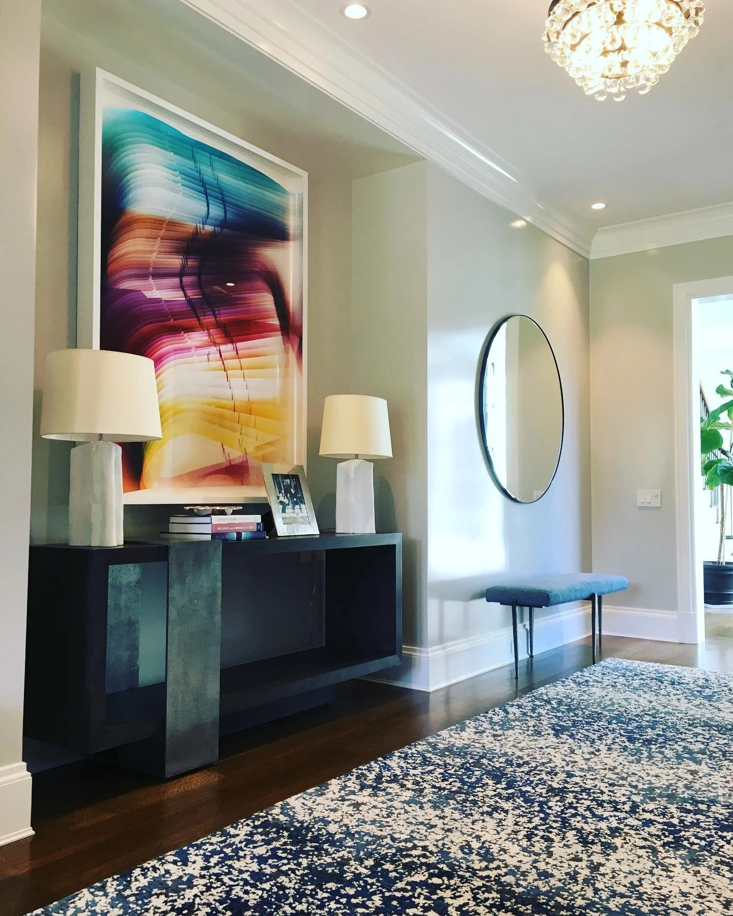 Flashback to this wonderful and welcoming entry hall.  #classicandmoderninteriors #instadecor #instaarchitecture #luxeinteriors #entryhall #custominteriordesign #interiordesignersofinsta