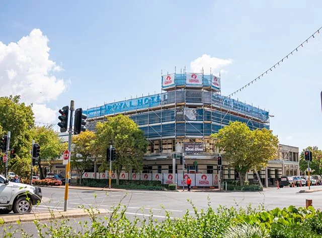 The Royal Hotel Orange getting a makeover 📷 @photographybypip #orangensw #gettingthejobdoneright #royalhotelorange #dulux #duluxaccredited #watchthisspace