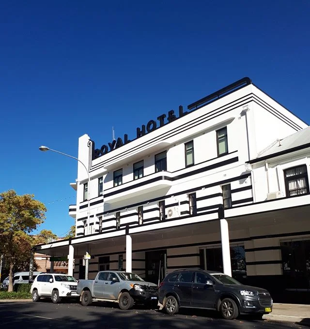 Wow what a transformation! The Royal Hotel is shining today under a gorgeous blue sky ☀️ and this makeover is the talk of the town with so many people commenting on how great this iconic building looks. Well done team #greatteam #dulux #duluxaccredited #orangensw #gettingthejobdoneright #centralwestnsw