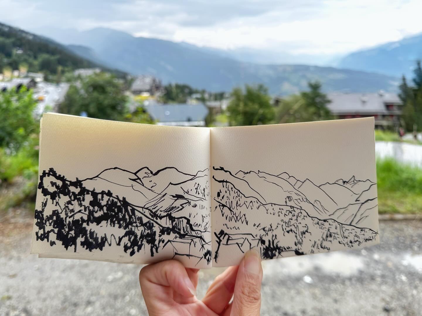 What do you do when you are in your thoughts and can&rsquo;t focus on the present moment? Drawing, surfing, dancing - these are my outlets to focus on the *now* instead of be in my head. Oh yes, and breathe. 🧘 
。
#sketchyourlife #janetmeinkelau #wat
