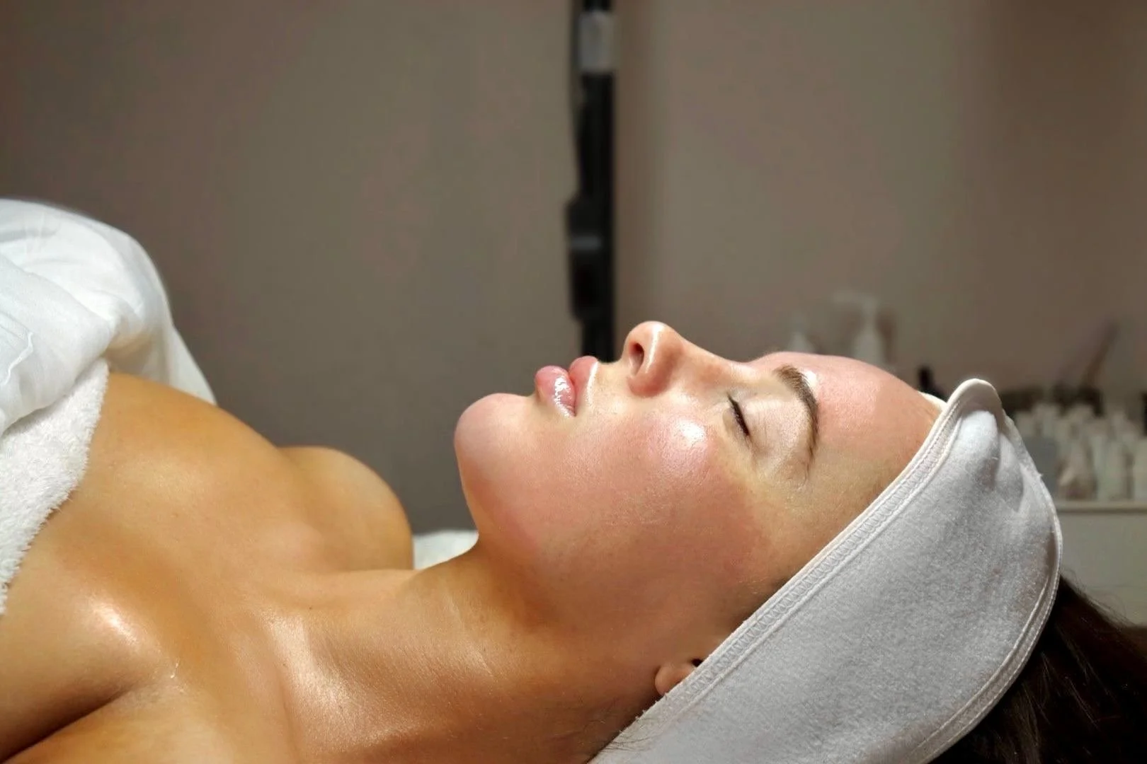   Achieve radiant and beautifully glowing skin with the Allure Illuminating Facial. This luxurious and indulgent treatment thoroughly cleanses, gently exfoliates, and deeply hydrates your skin for a noticeably brighter complexion. Designed specifical