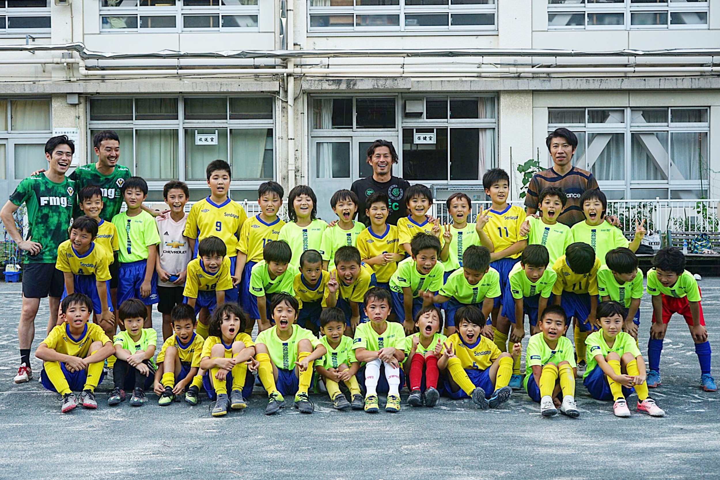 千駄谷小学校にて東京ヴェルディ田村直也選手によるサッカースクールを開催いたしました Fmg株式会社