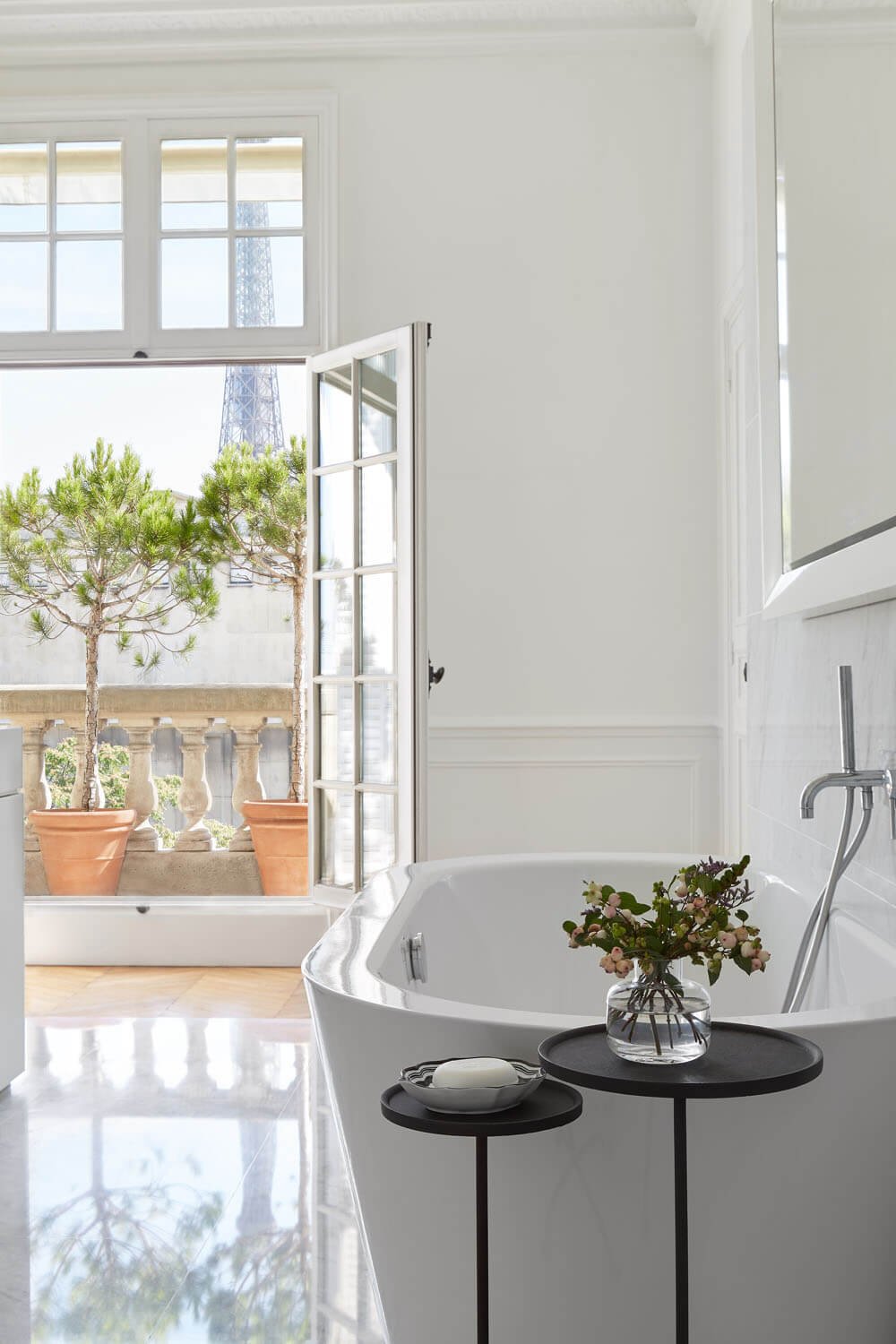  Trocadero apartment with an amazing view of the Eiffel tower from the bathroom balcony. Inside the bathroom is a luxurious bathtub. 