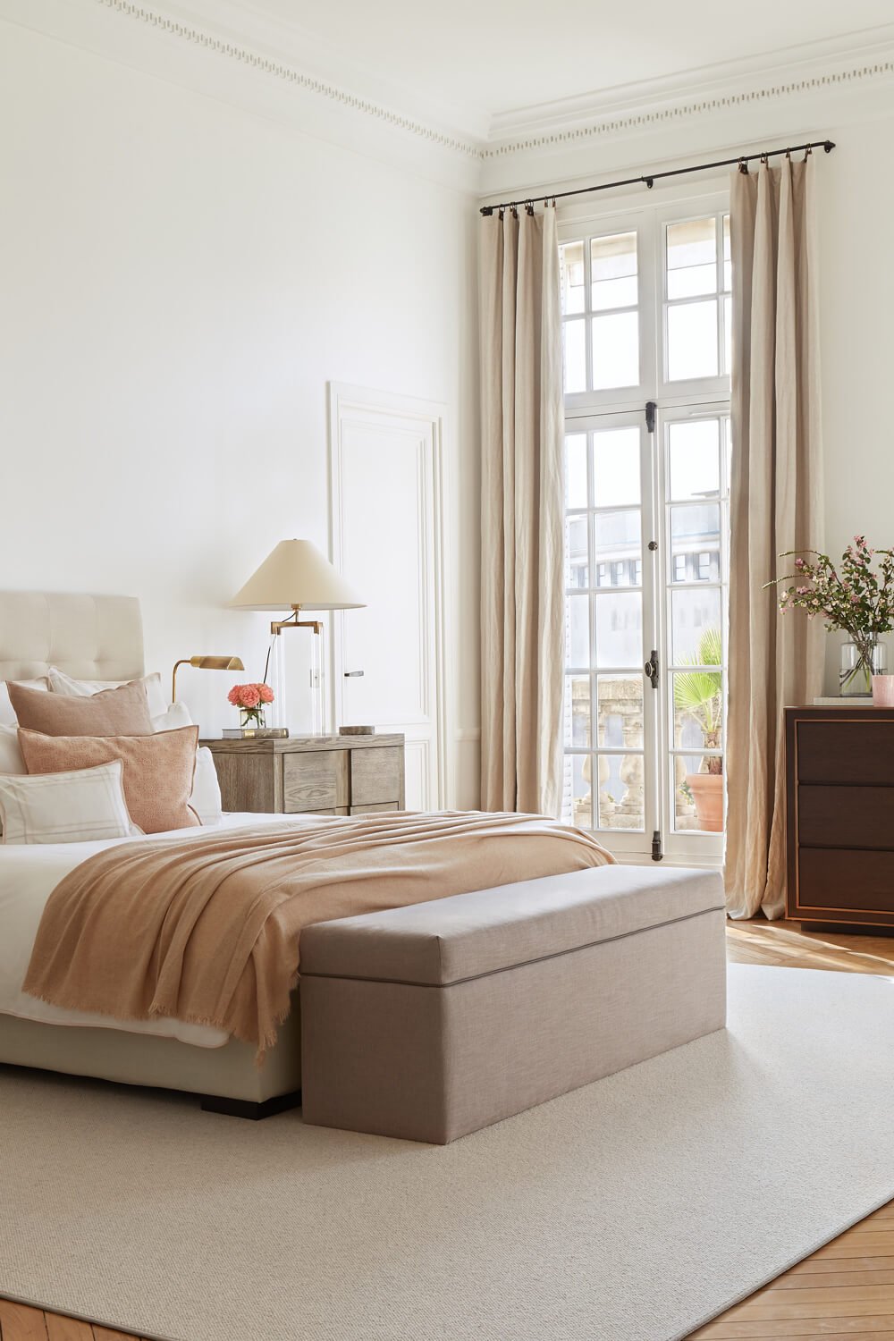  The peach colored details add warmth and comfort into this chic bedroom. 