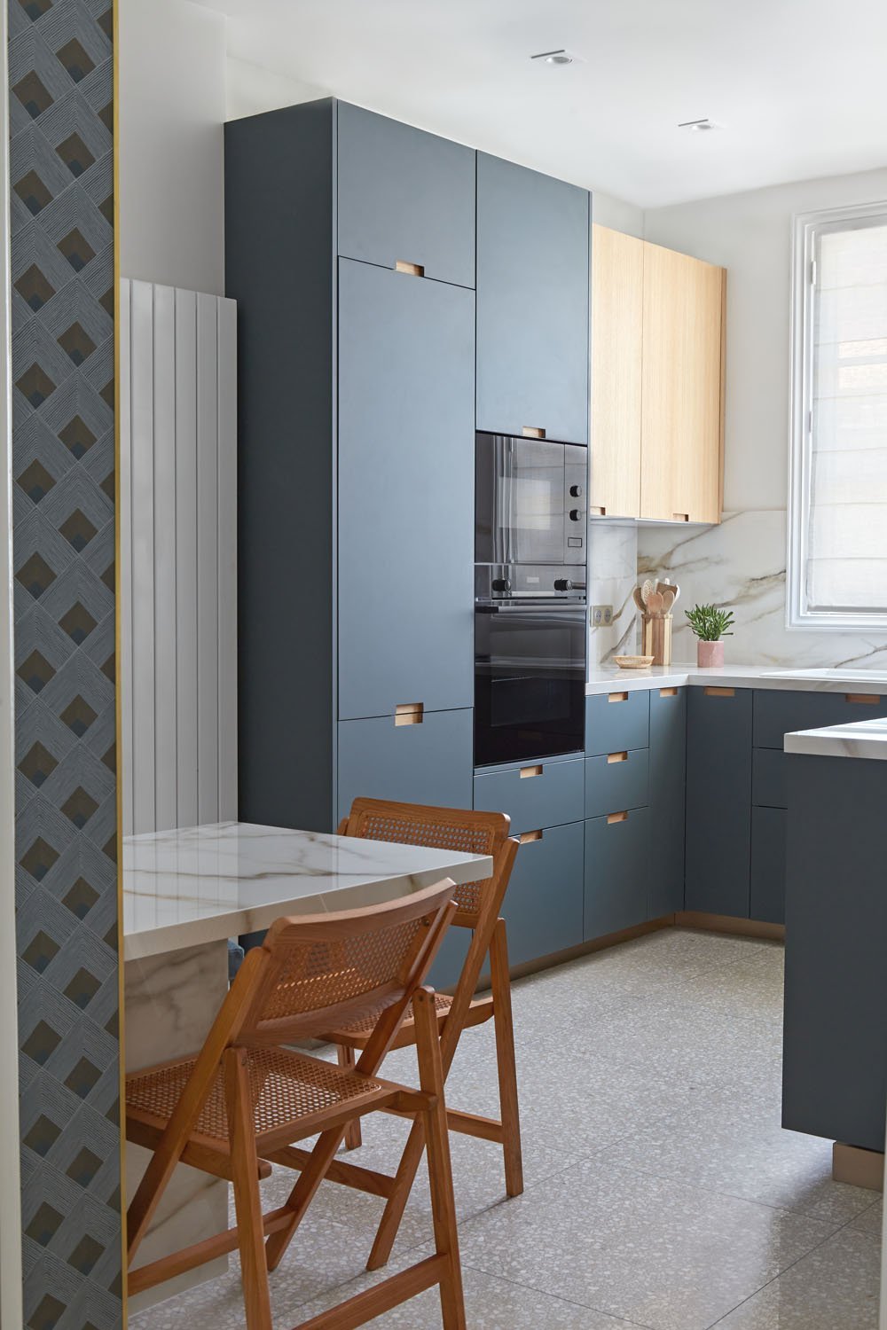 lichelle-silvestry-interior-design-miromesnil-kitchen-blue-walls.jpg