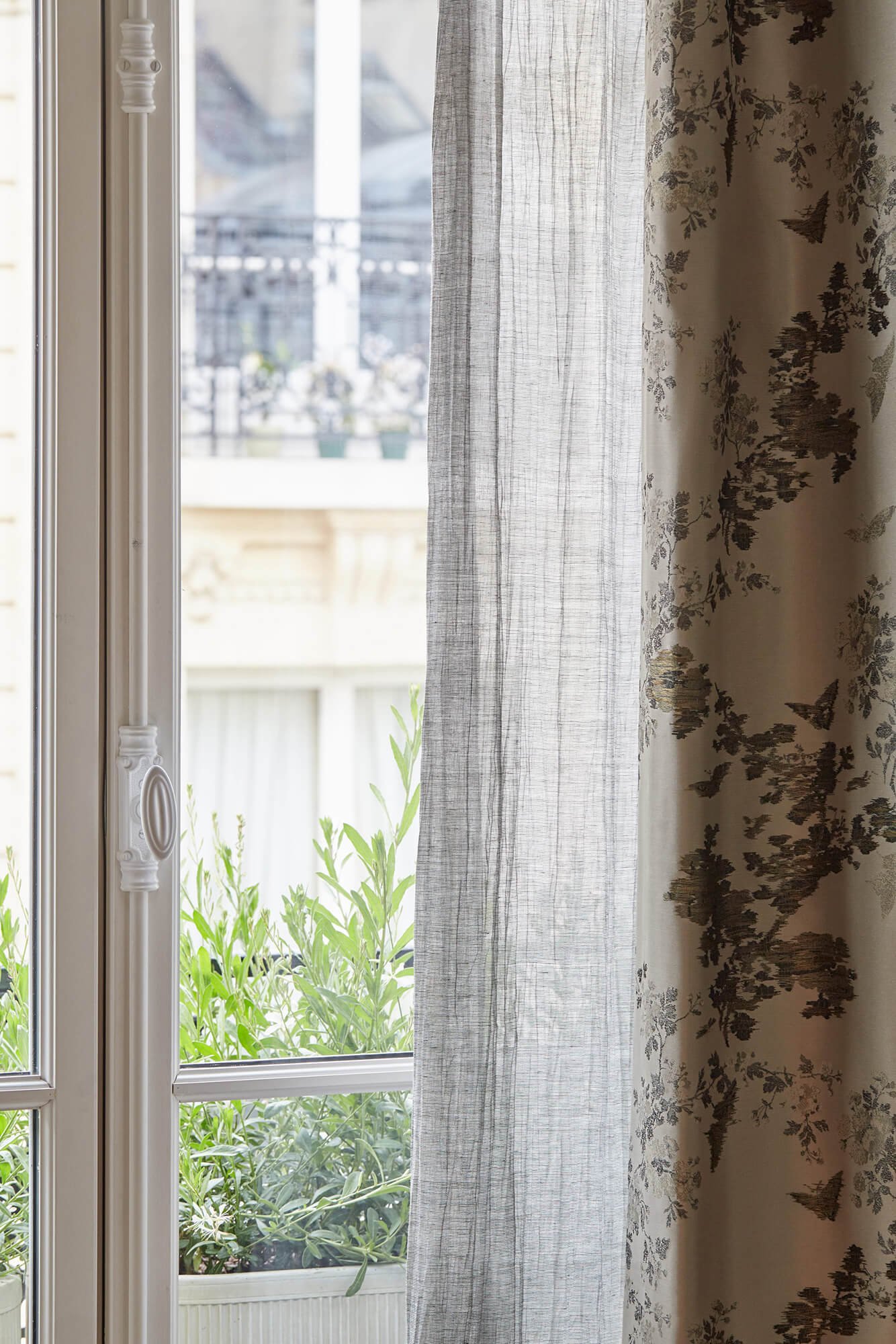 lichelle-silvestry-interiors-paris-curtains-dedar-luxury-apartment.jpg